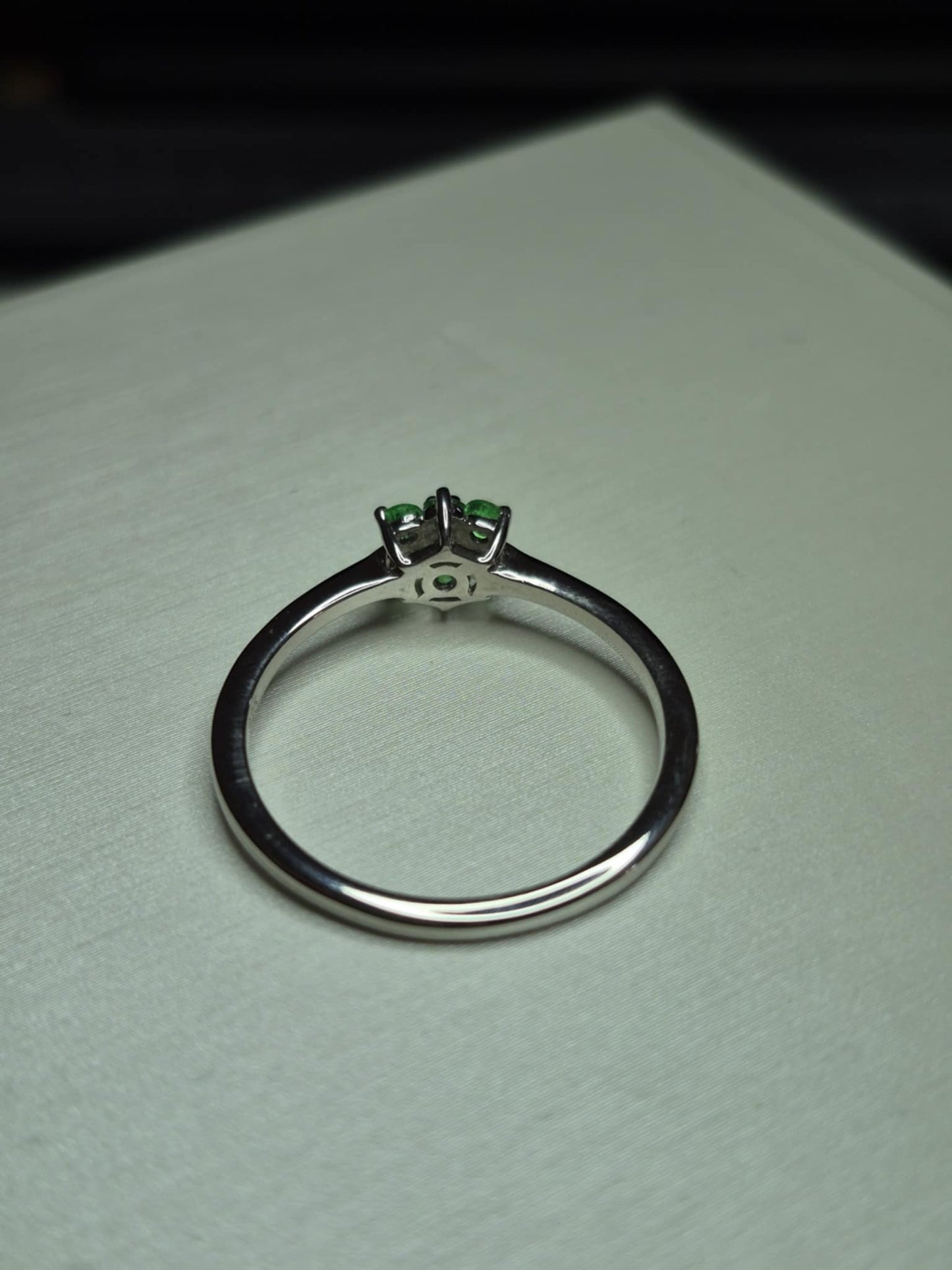 Colombian Emerald Solitaire Flower Ring in Rhodium Overlay 925 Sterling Silver SIZE T