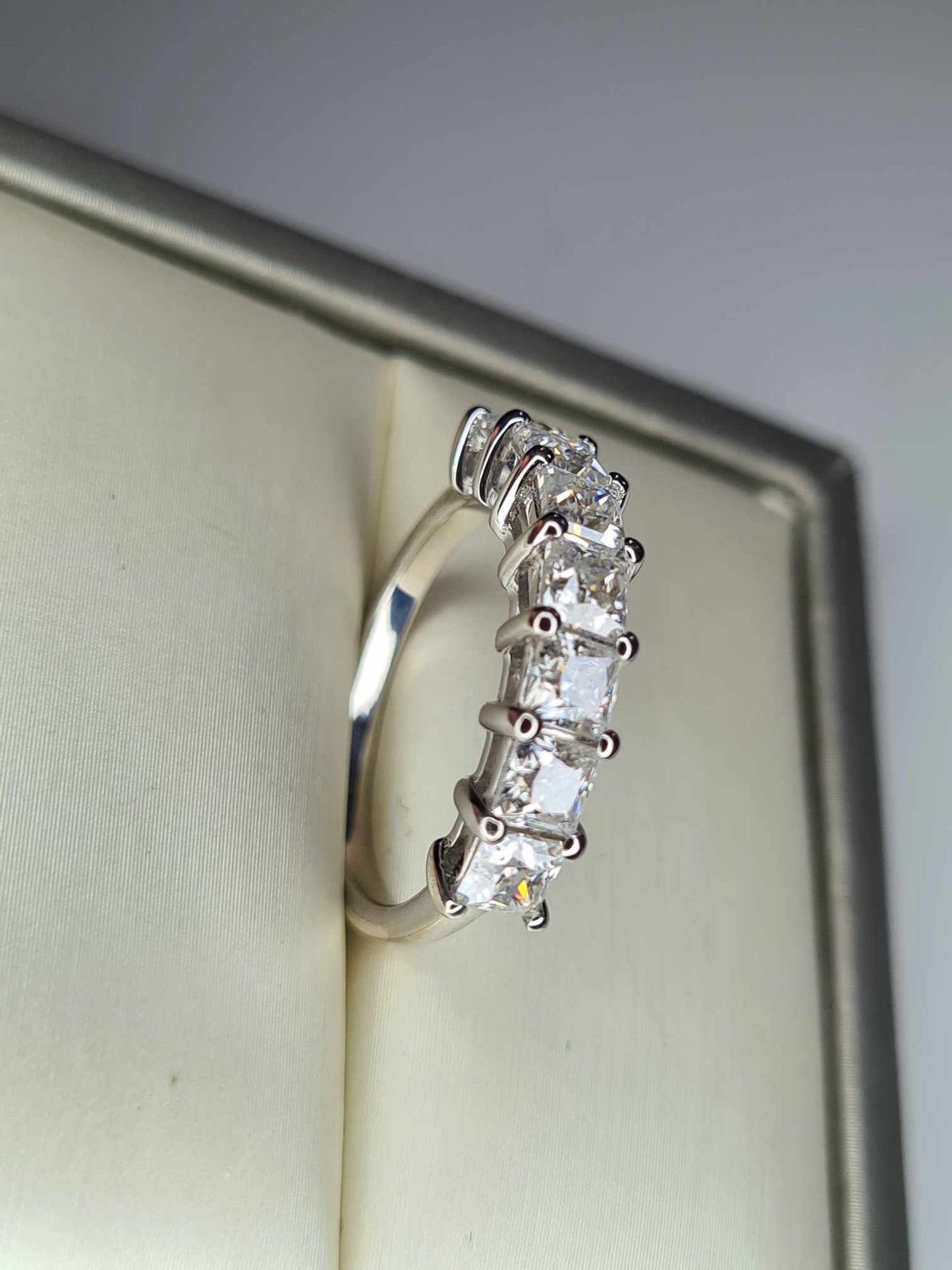 1.68ct Moissanite 7 Stone Ring in Platinum Overlay 925 Sterling Silver SIZE M