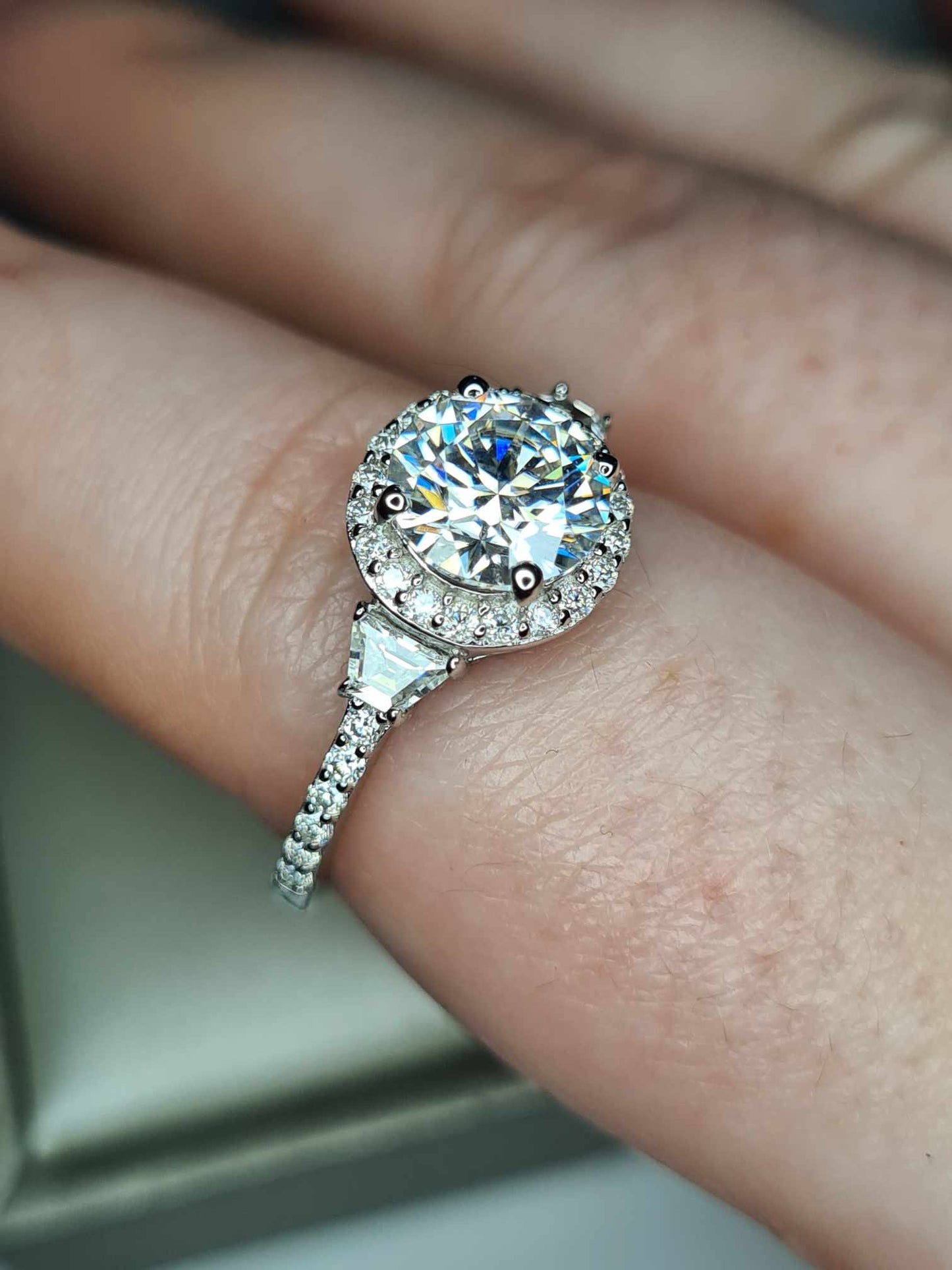 2.60ct Moissanite Ring in 925 Sterling Silver with Rhodium Overlay SIZE R