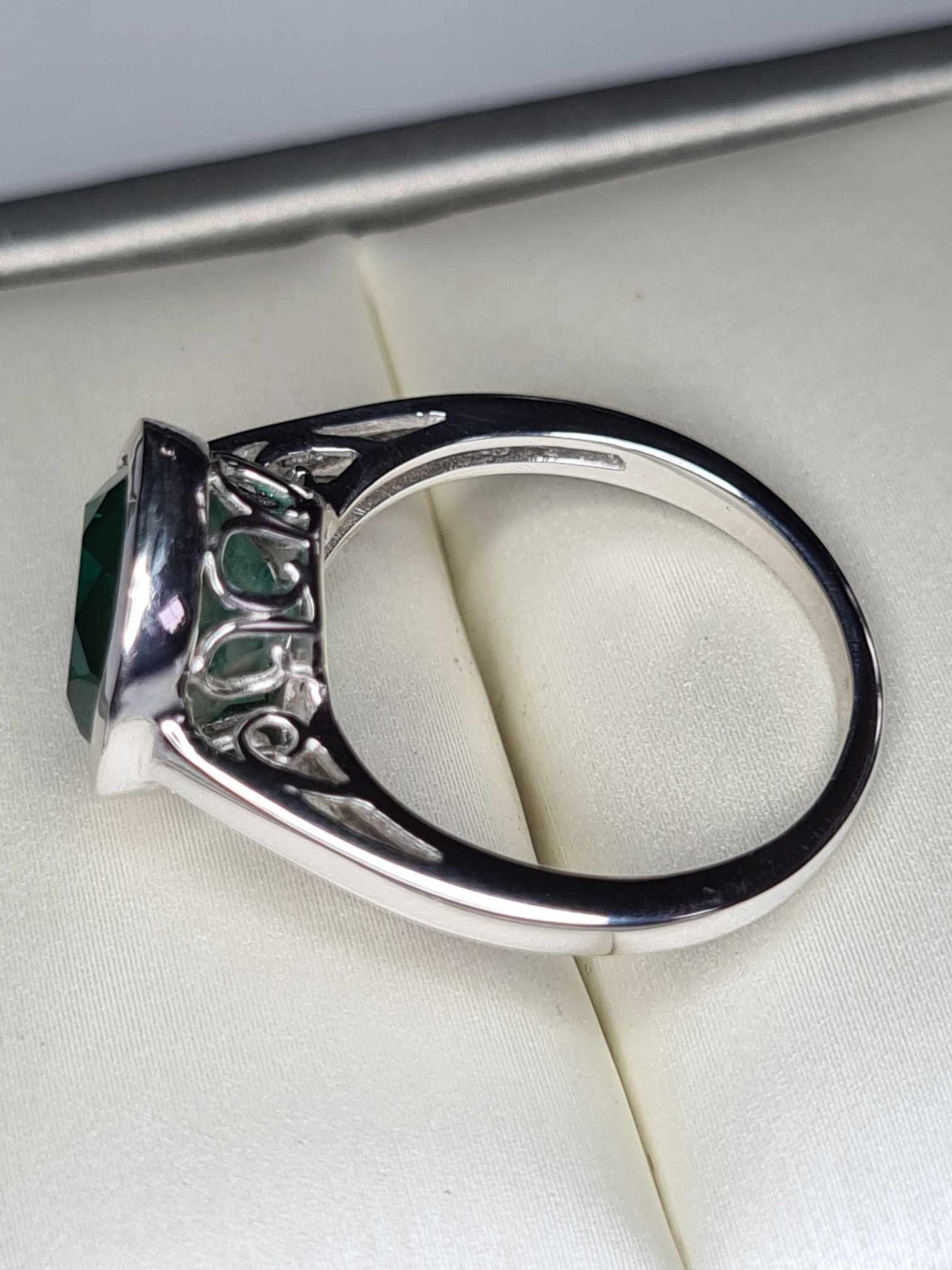 4ct Emeraldine Quartz Solitaire Ring in Platinum Overlay 925 Sterling Silver SIZE N