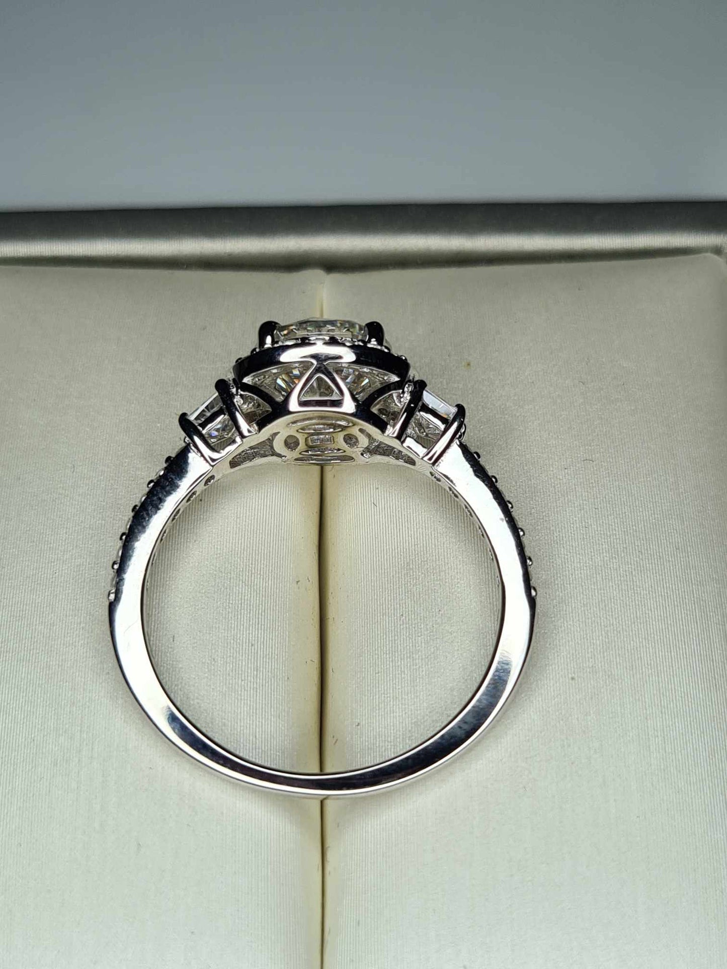 2.60ct Moissanite Ring in 925 Sterling Silver with Rhodium Overlay SIZE R