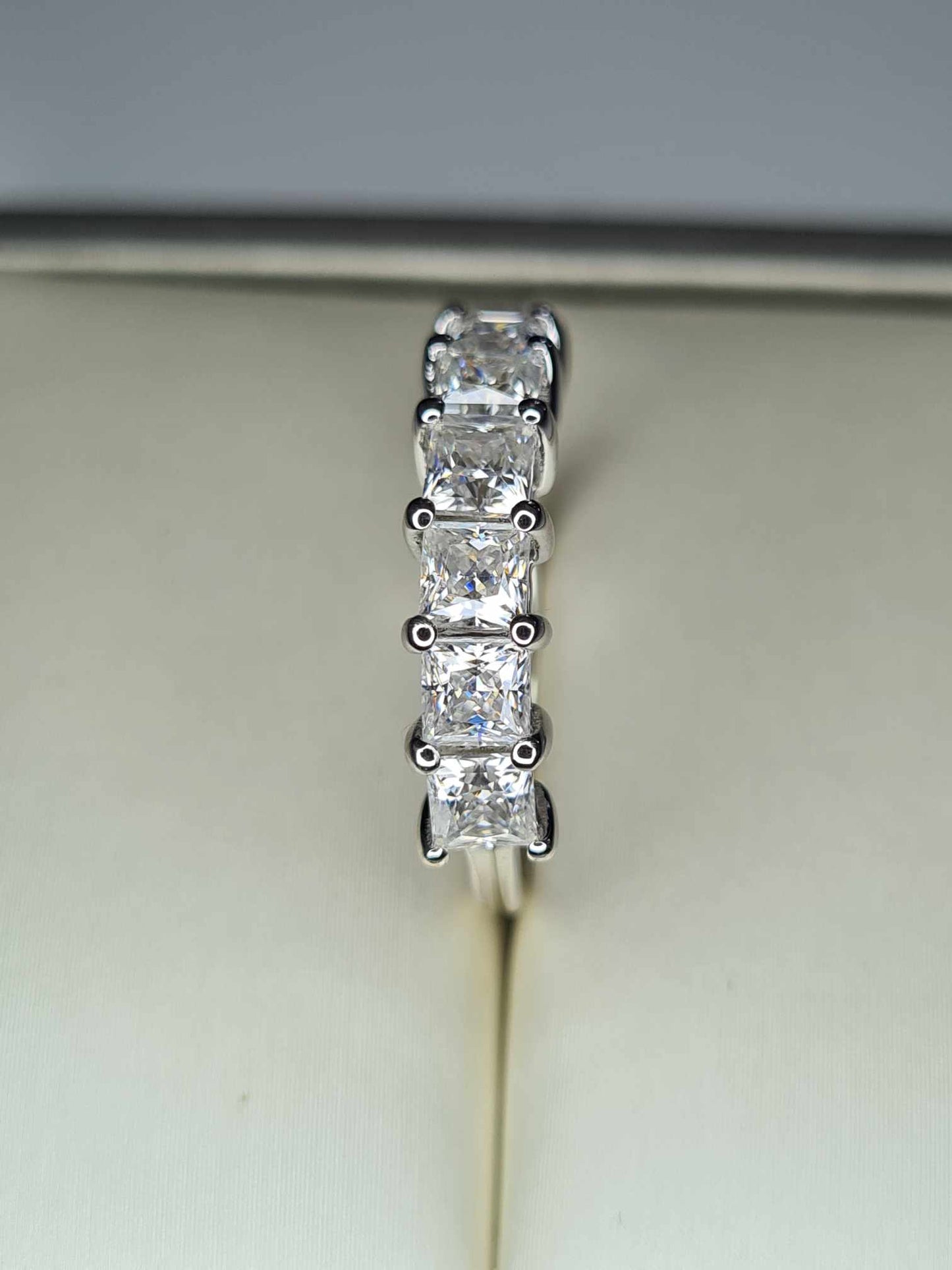 1.68ct Moissanite 7 Stone Ring in Platinum Overlay 925 Sterling Silver SIZE M