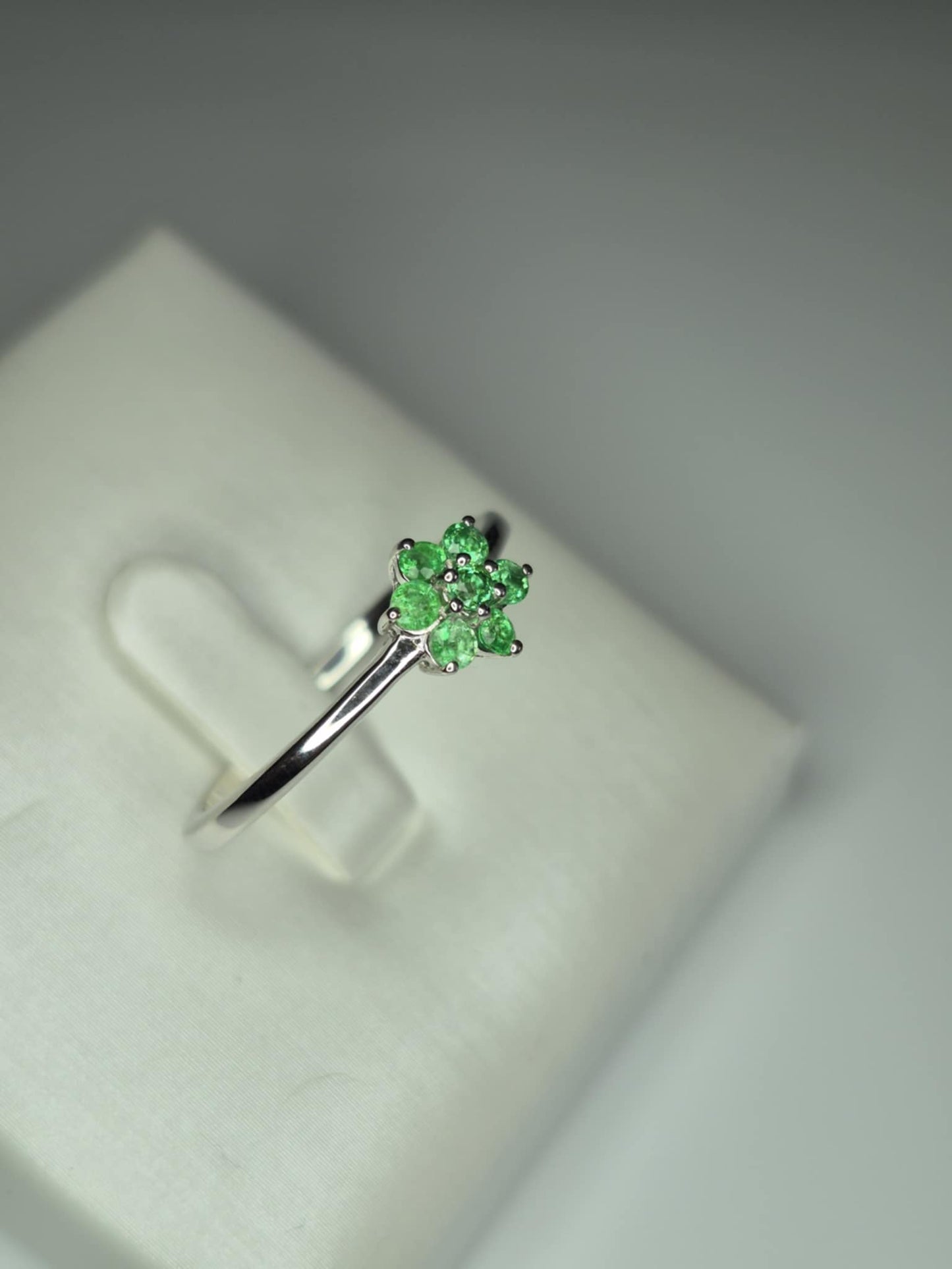 Colombian Emerald Solitaire Flower Ring in Rhodium Overlay 925 Sterling Silver SIZE T