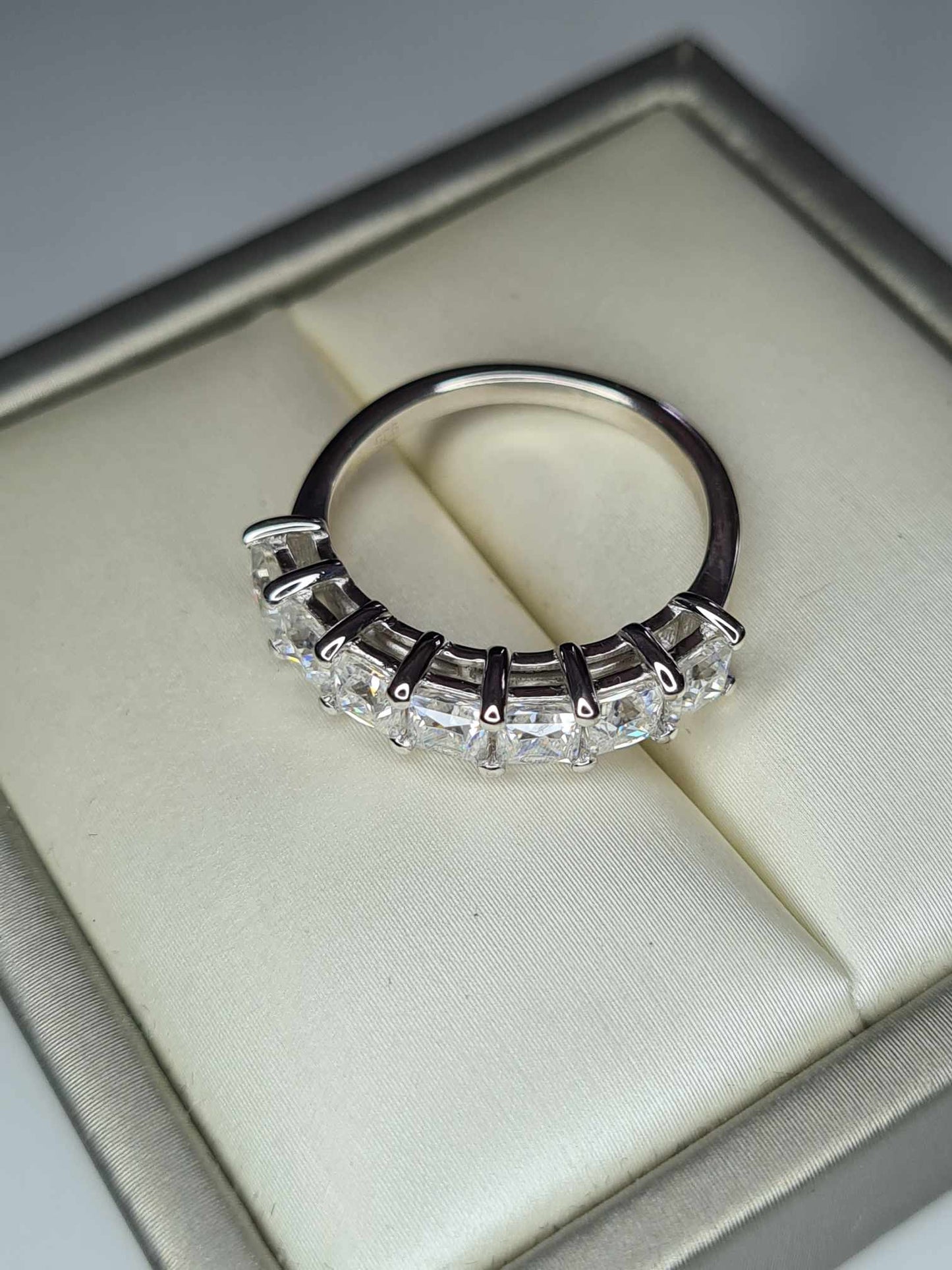 1.68ct Moissanite 7 Stone Ring in Platinum Overlay 925 Sterling Silver SIZE M