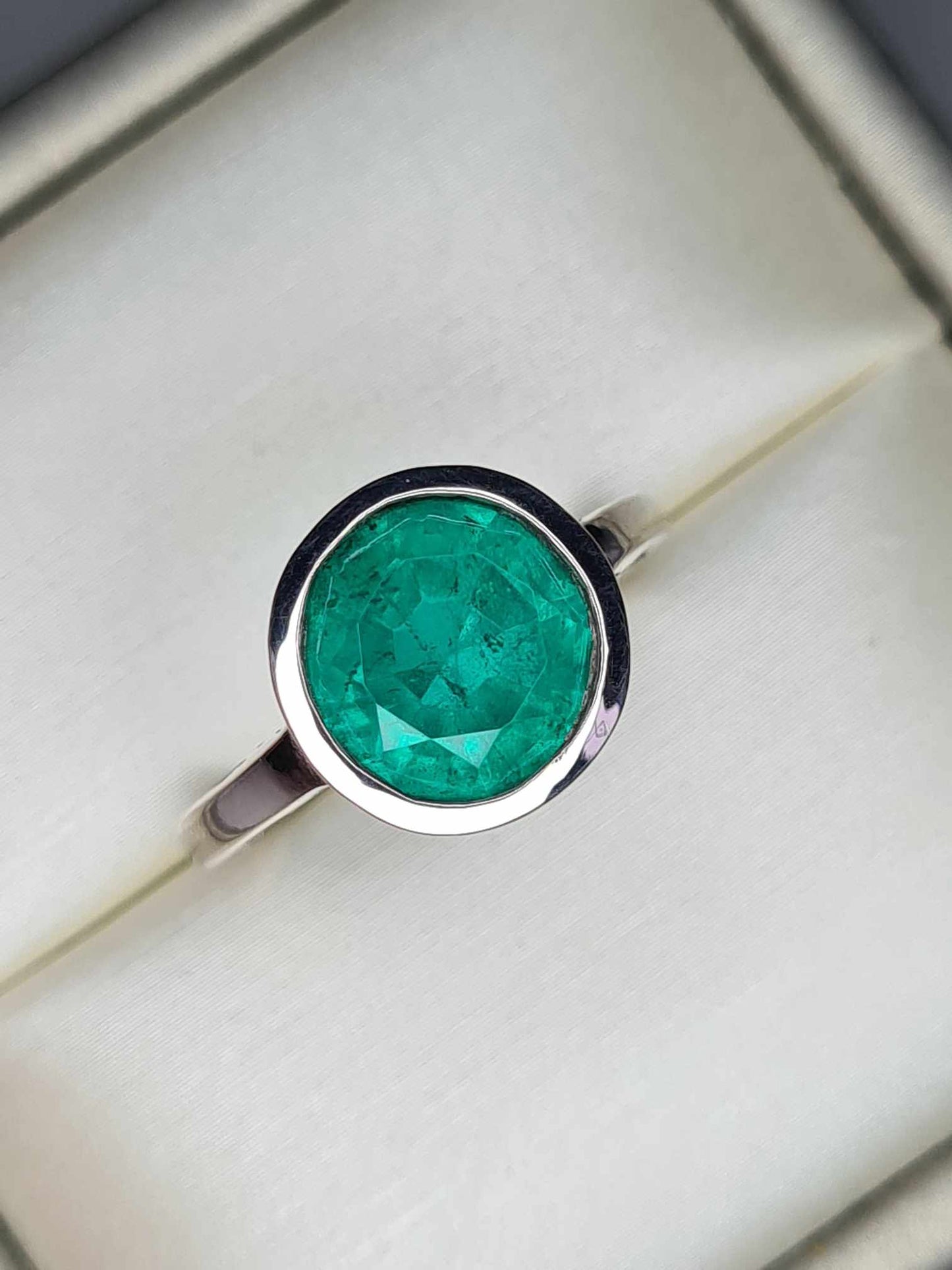 4ct Emeraldine Quartz Solitaire Ring in Platinum Overlay 925 Sterling Silver SIZE N