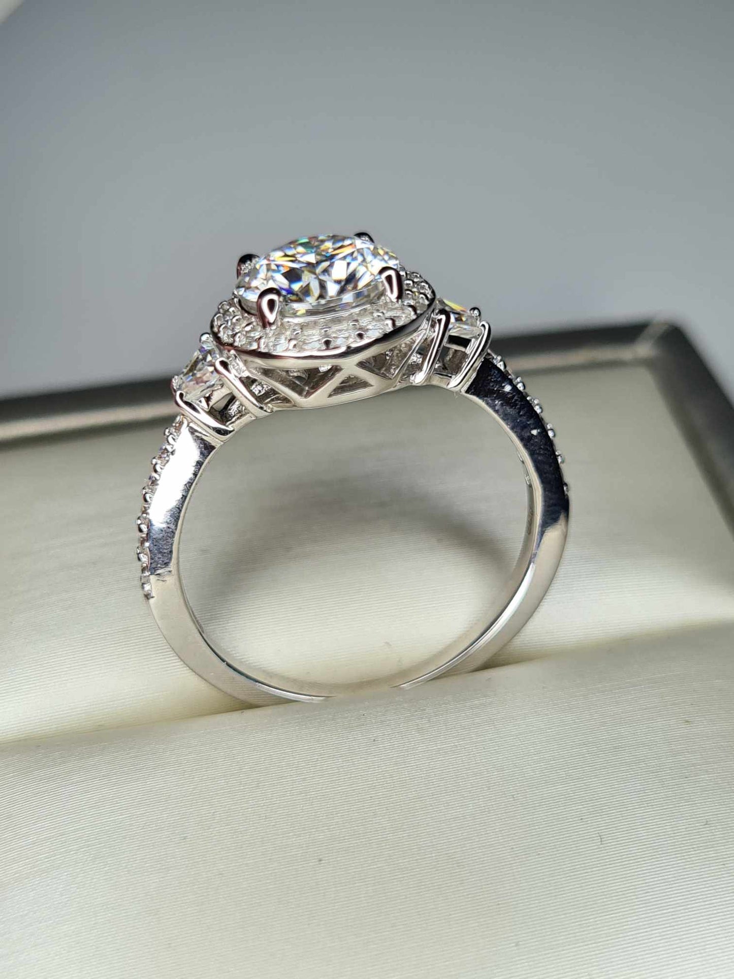 2.60ct Moissanite Ring in 925 Sterling Silver with Rhodium Overlay SIZE R