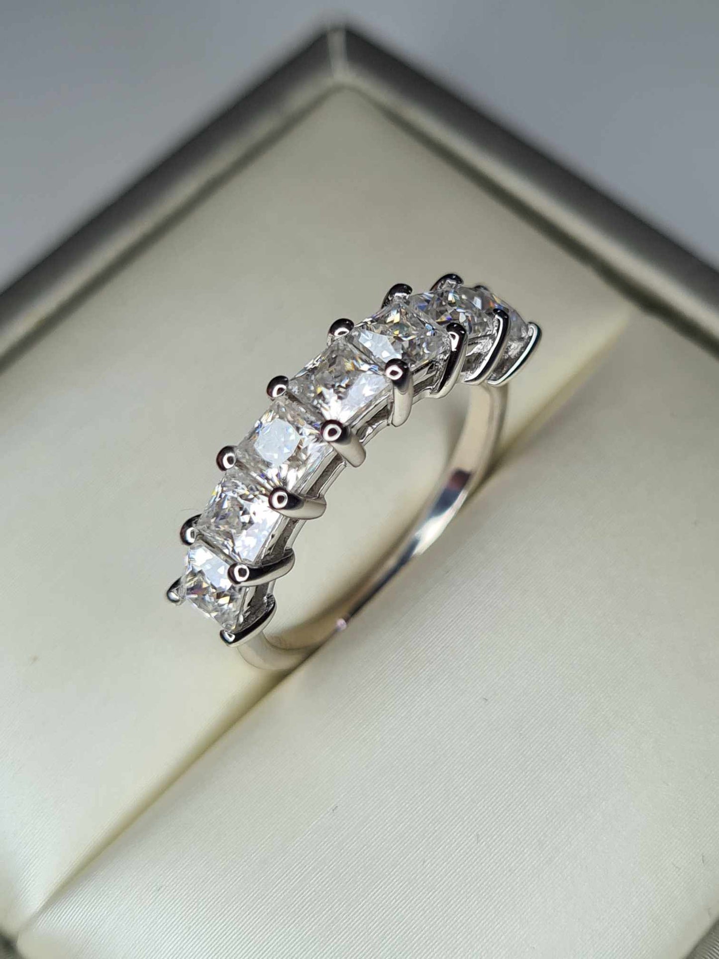 1.68ct Moissanite 7 Stone Ring in Platinum Overlay 925 Sterling Silver SIZE M