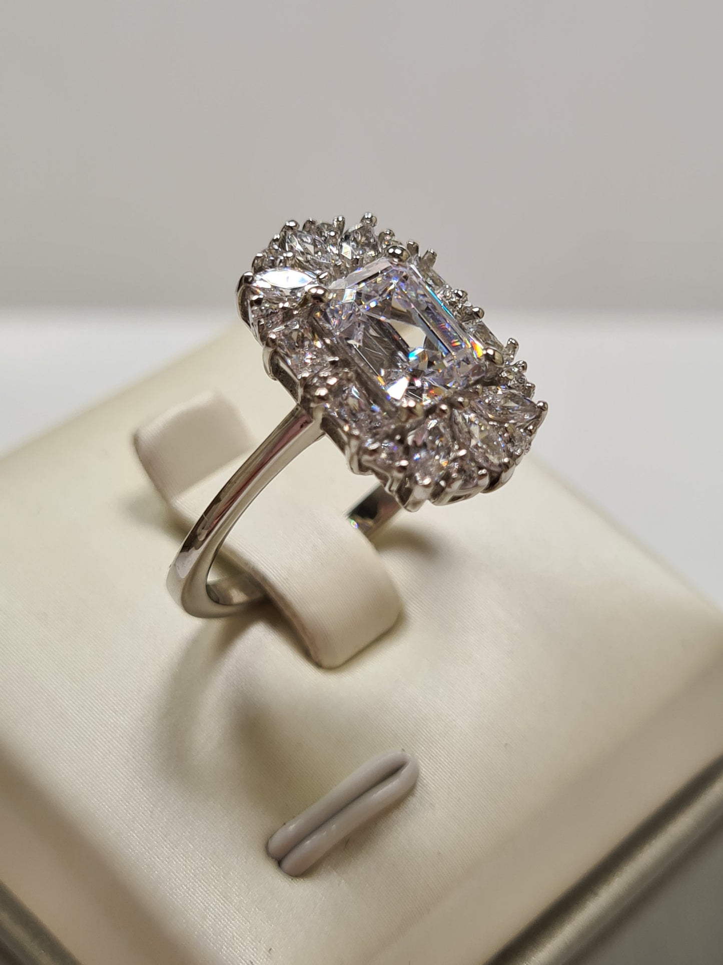 Swarovski Zirconia Cocktail Style Ring Sterling Silver SIZE R