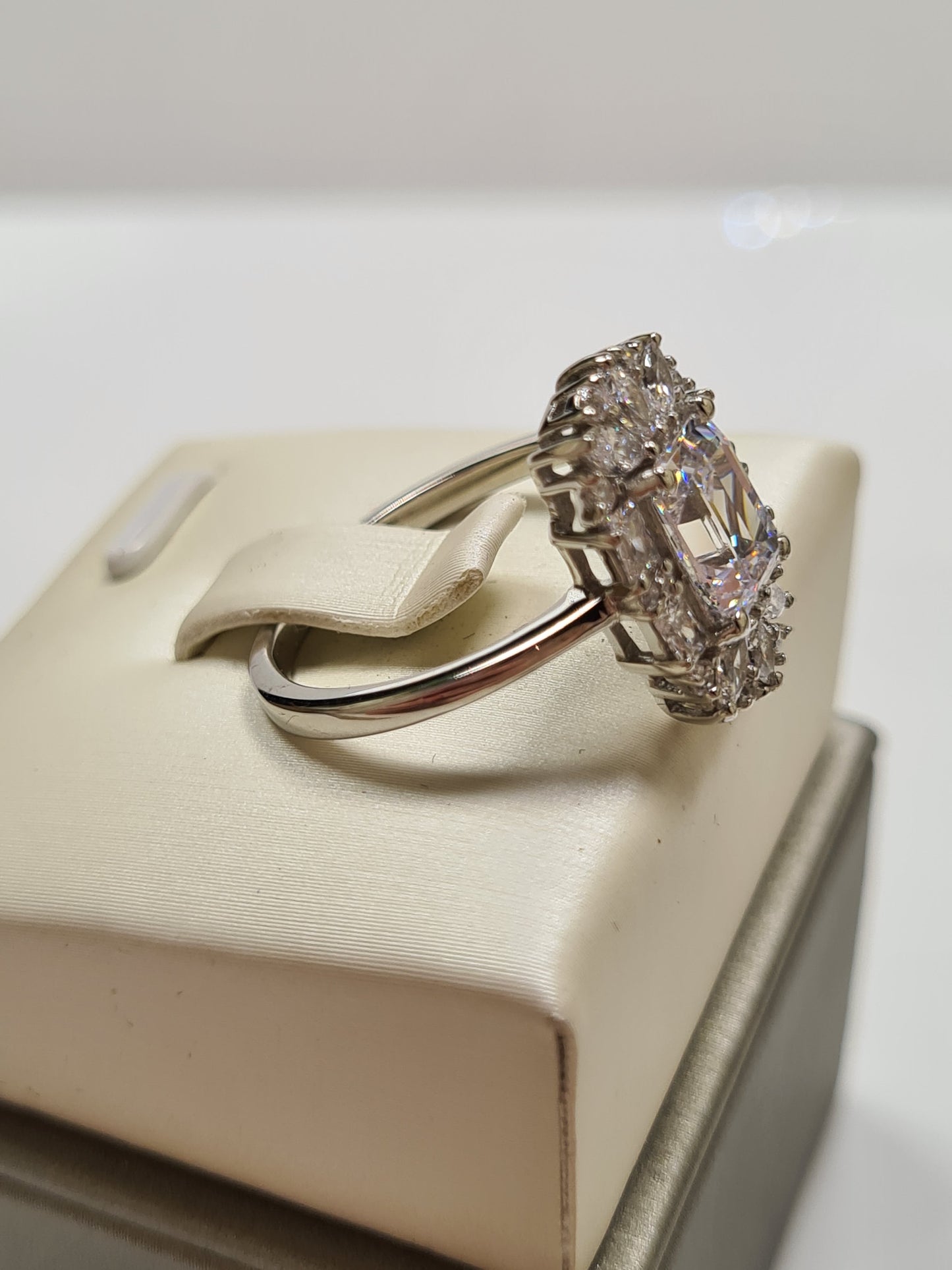 Swarovski Zirconia Cocktail Style Ring Sterling Silver SIZE R