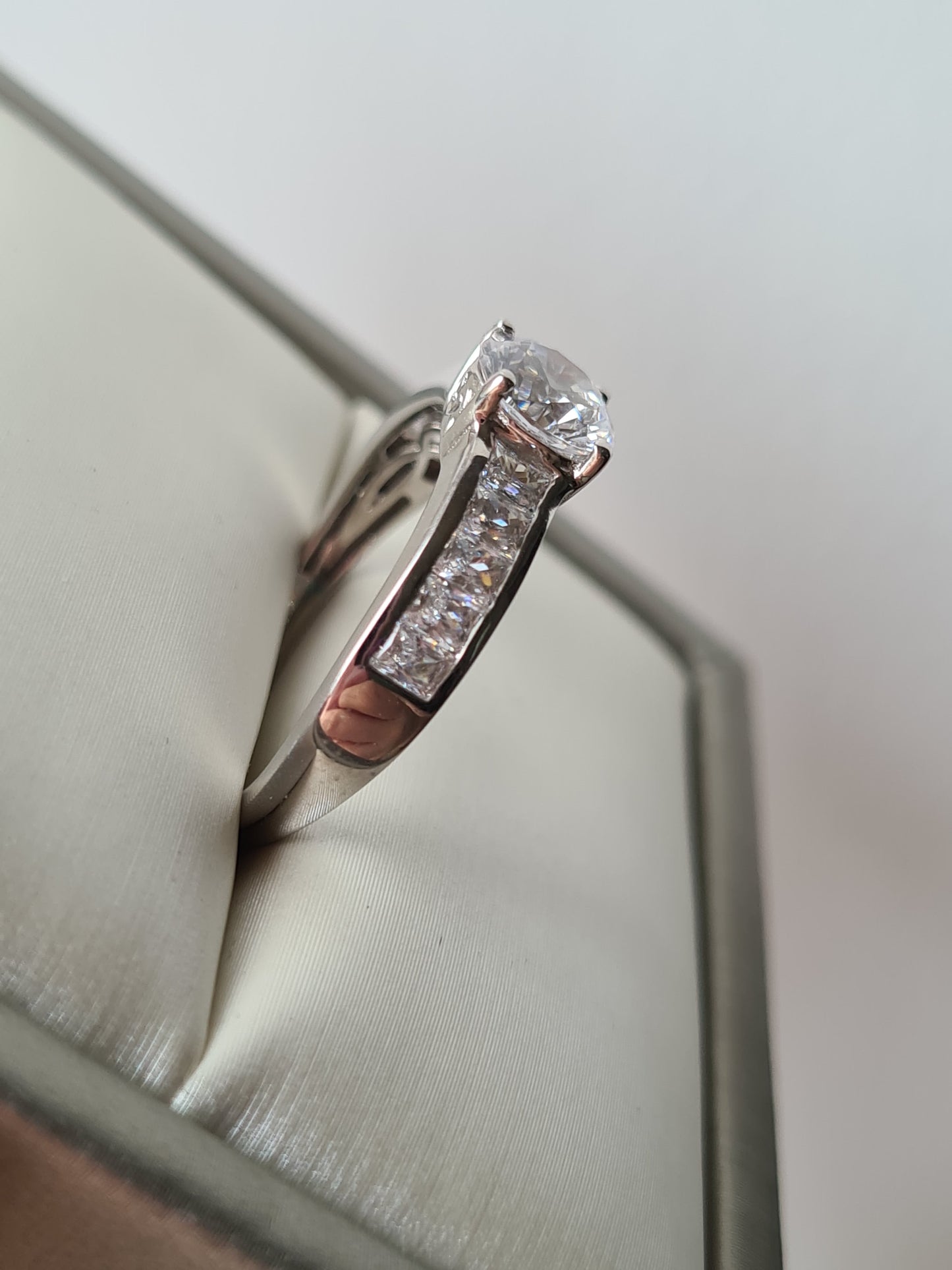 Swarovski Zirconia Engagement Style Ring 925 Sterling Silver SIZE Q