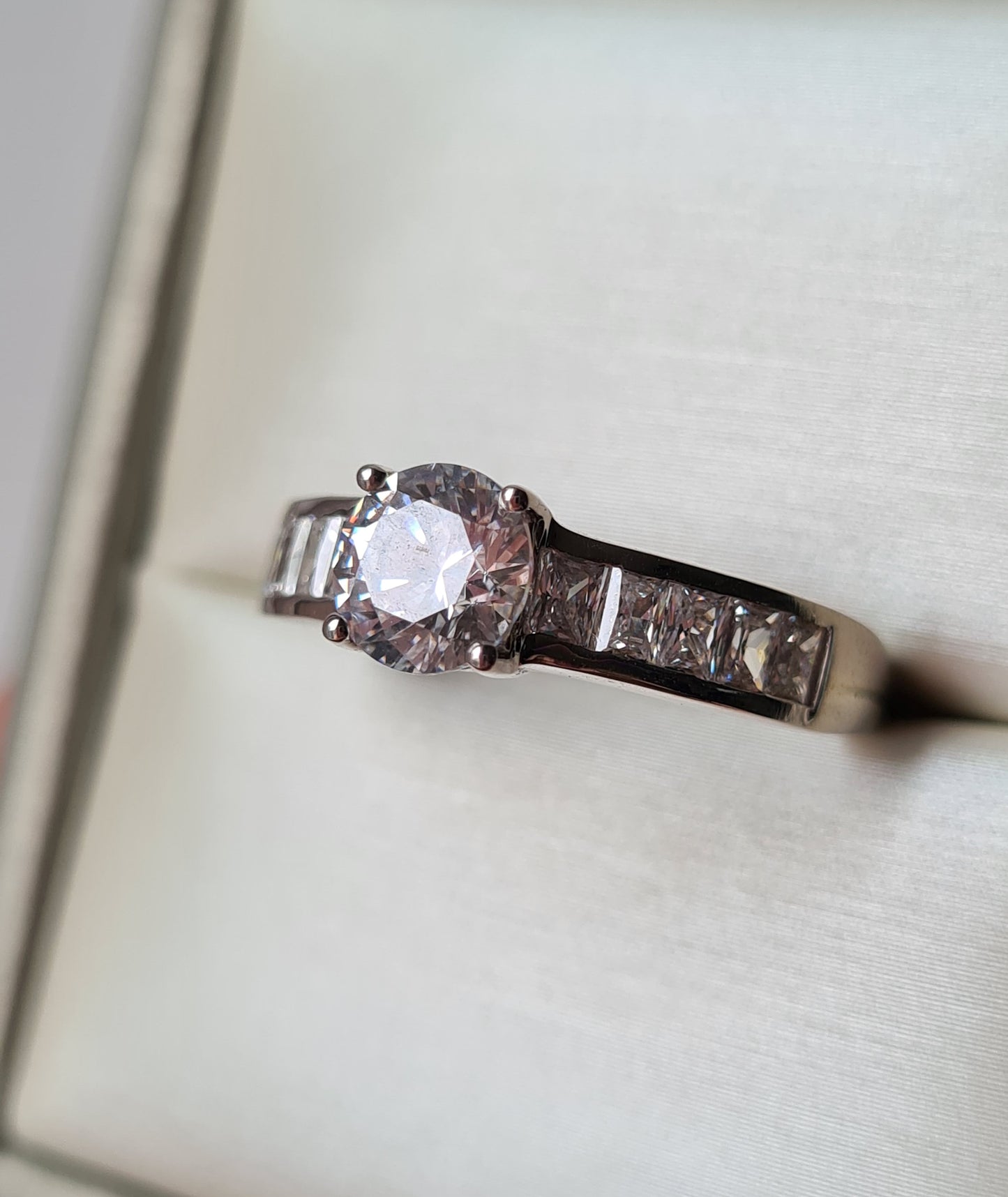 Swarovski Zirconia Engagement Style Ring 925 Sterling Silver SIZE Q