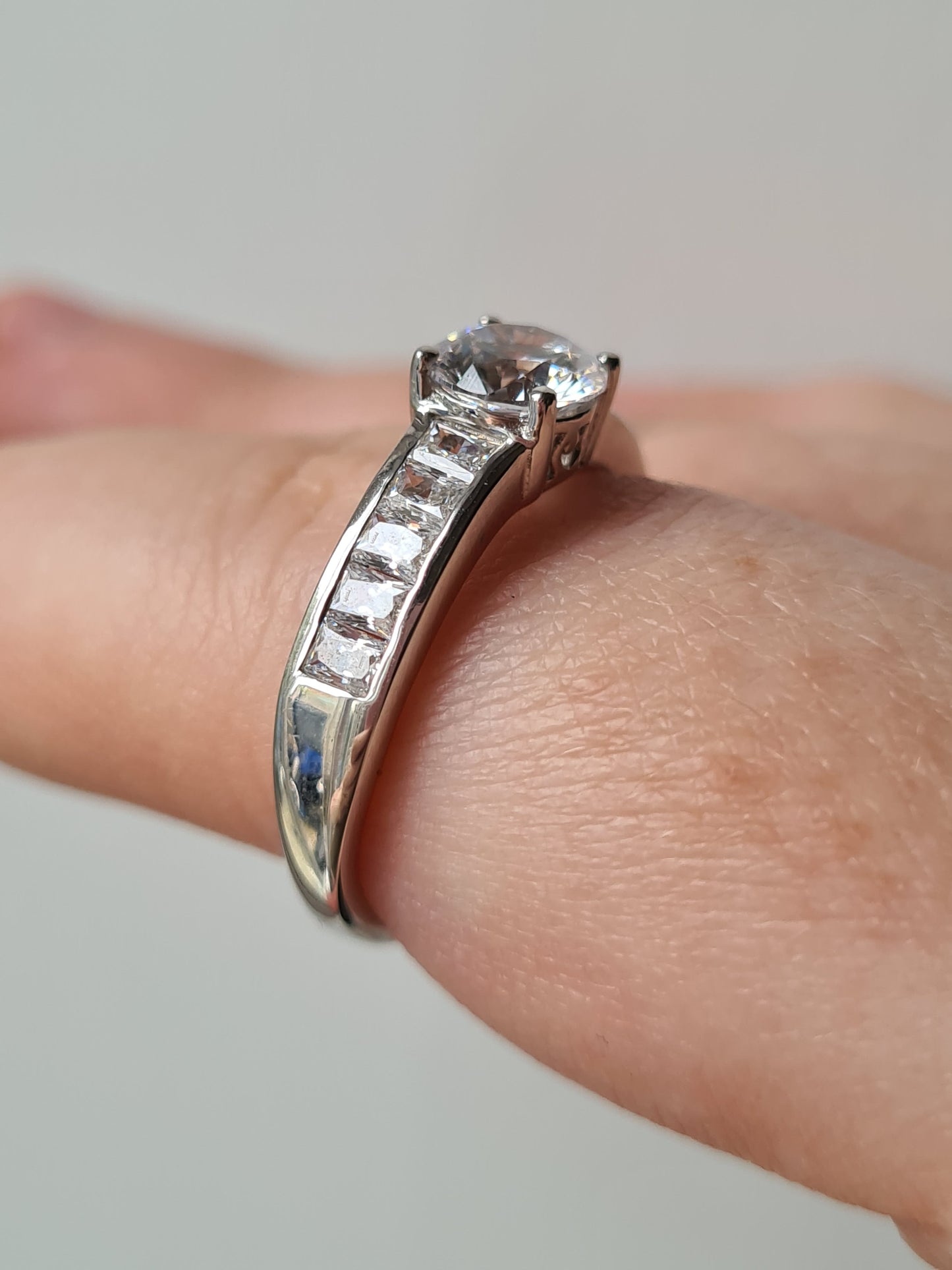 Swarovski Zirconia Engagement Style Ring 925 Sterling Silver SIZE Q