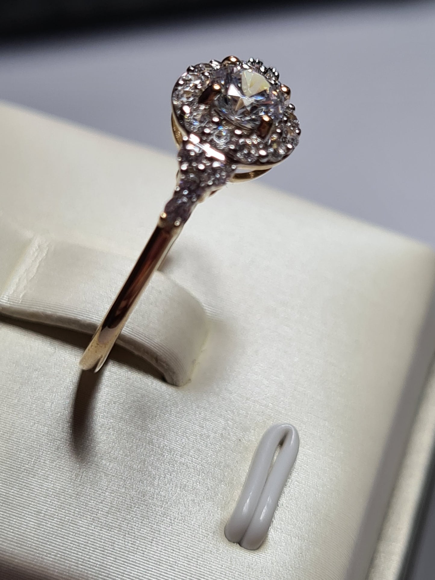 1.320ct Limited Edition 9K Gold Swarovski Zirconia Halo Ring SIZE P