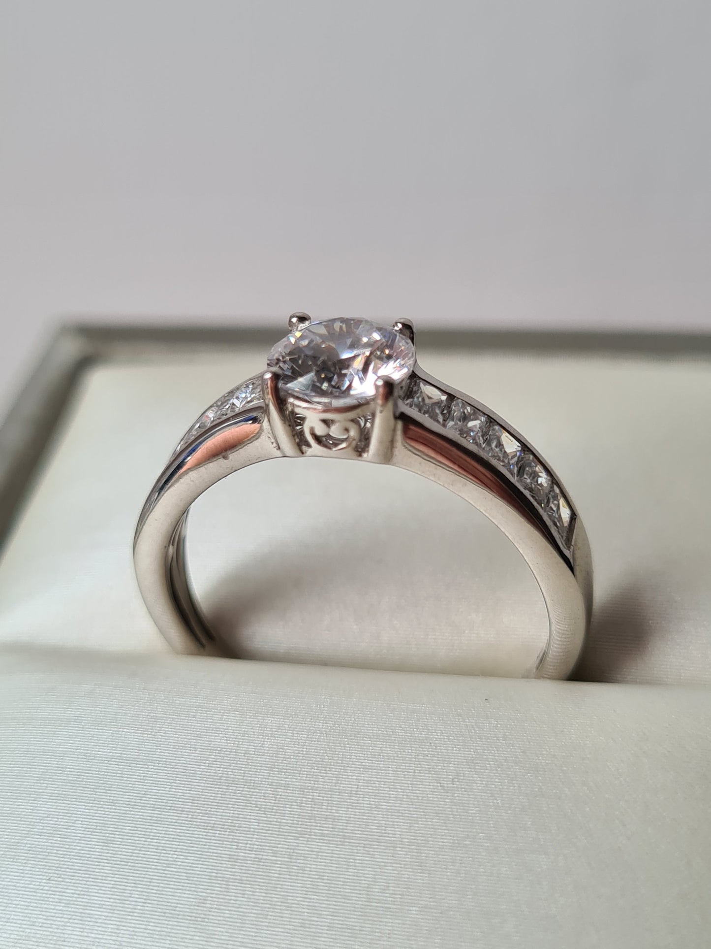 Swarovski Zirconia Engagement Style Ring 925 Sterling Silver SIZE Q