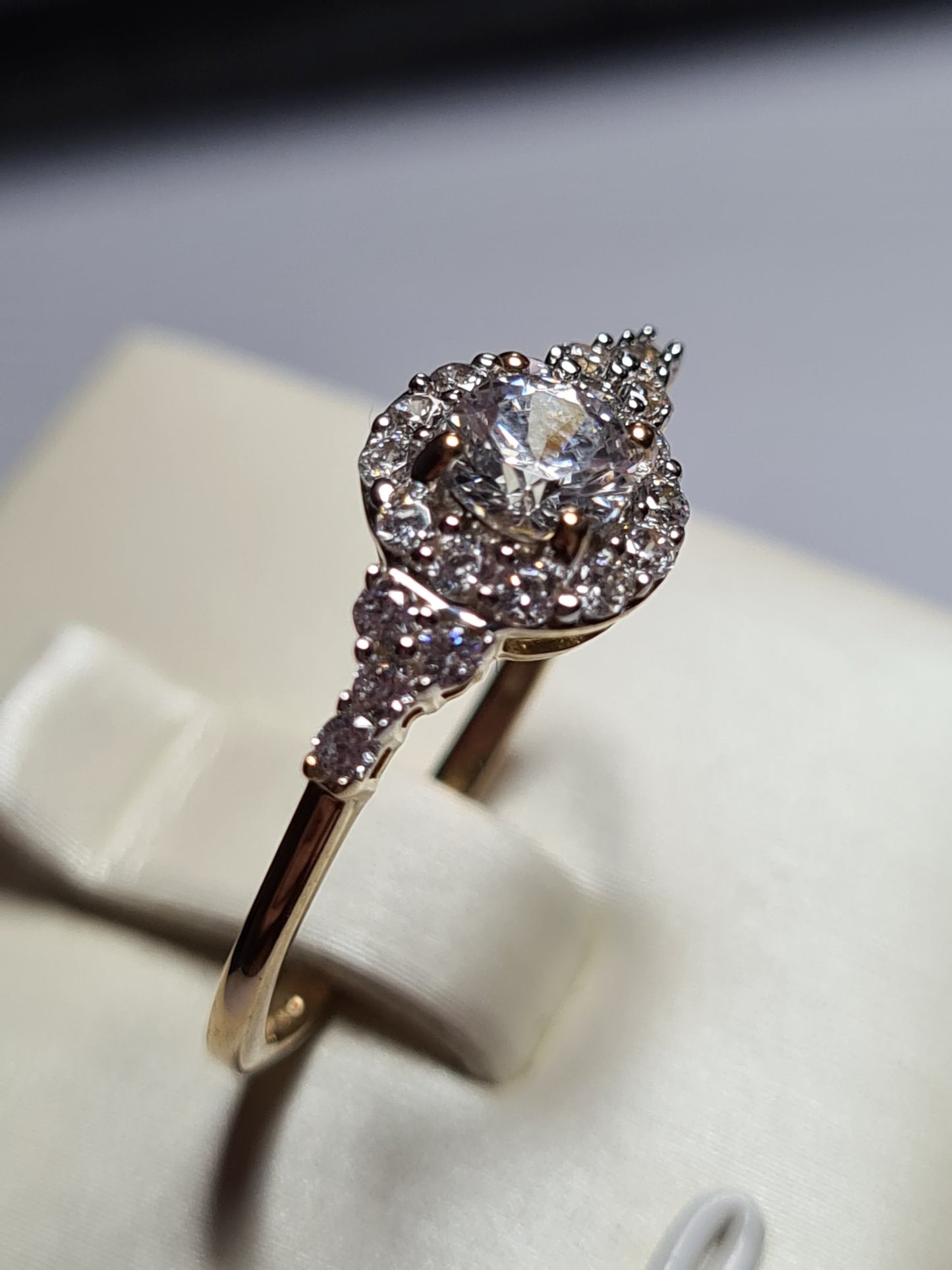 1.320ct Limited Edition 9K Gold Swarovski Zirconia Halo Ring SIZE P