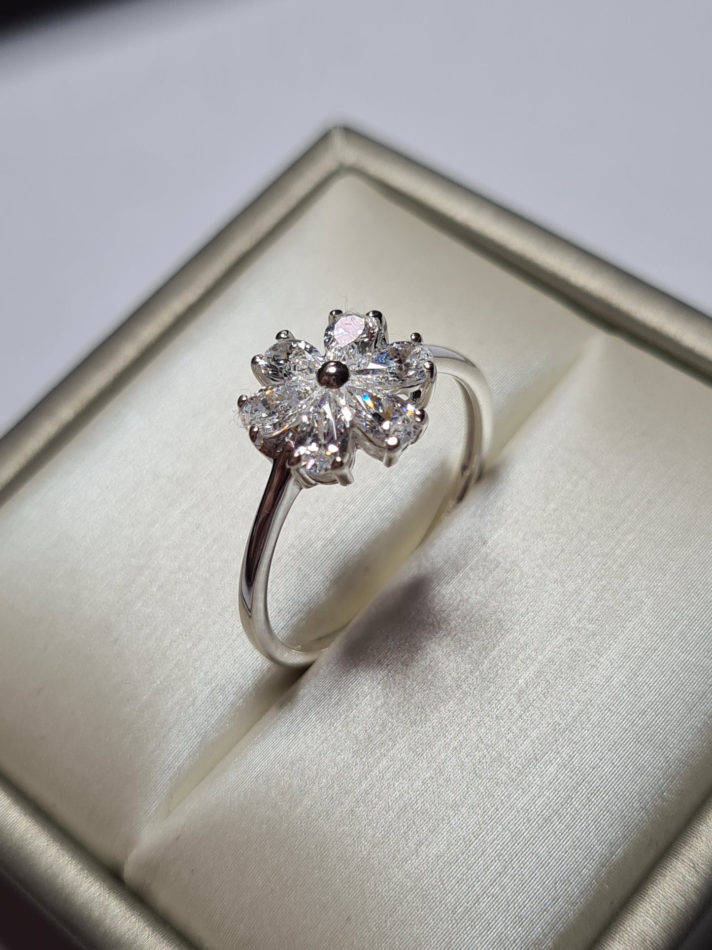 Swarovski Zirconia Flower Ring 925 Sterling Silver SIZES M,T