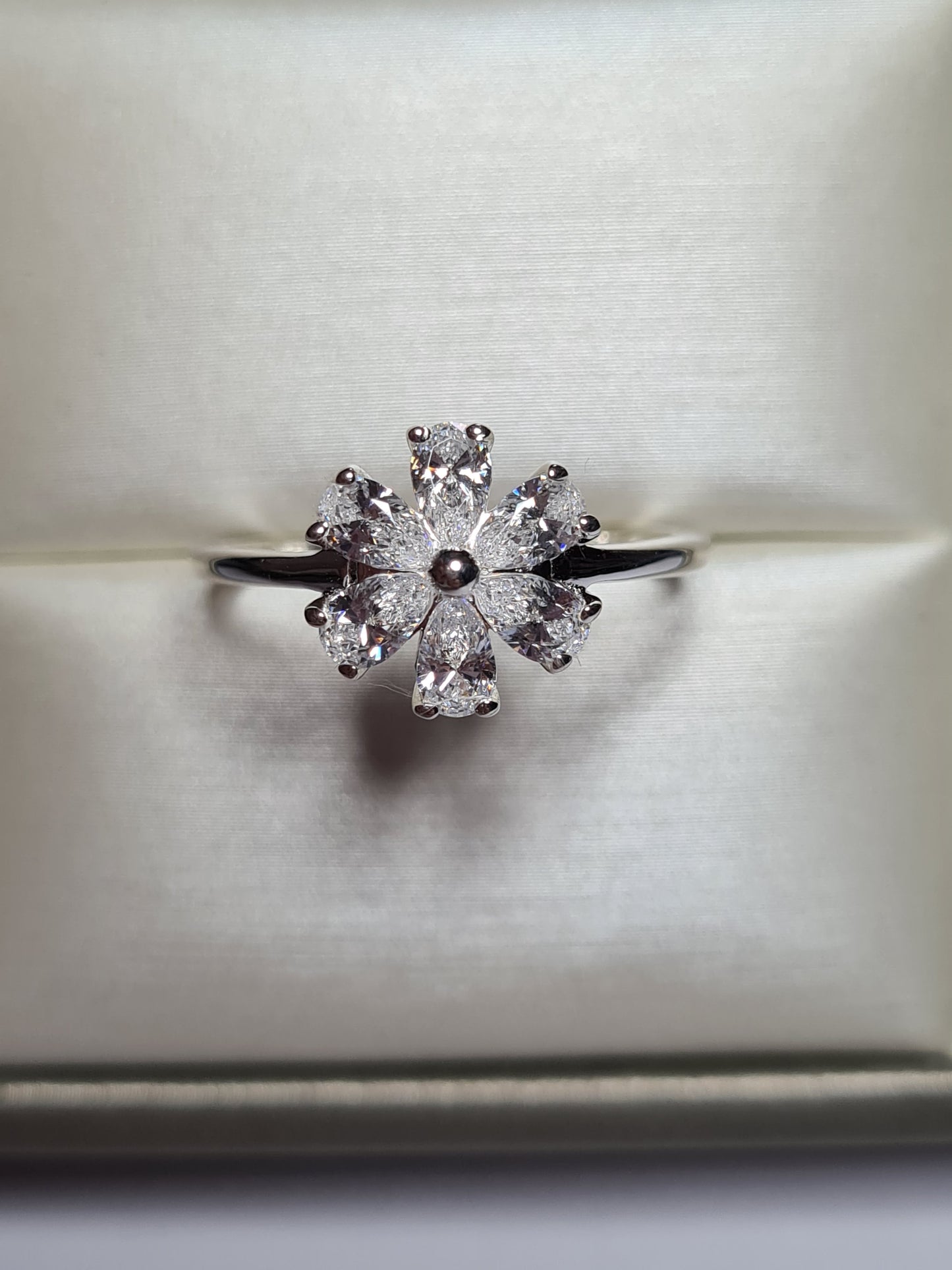 Swarovski Zirconia Flower Ring 925 Sterling Silver SIZES M,T