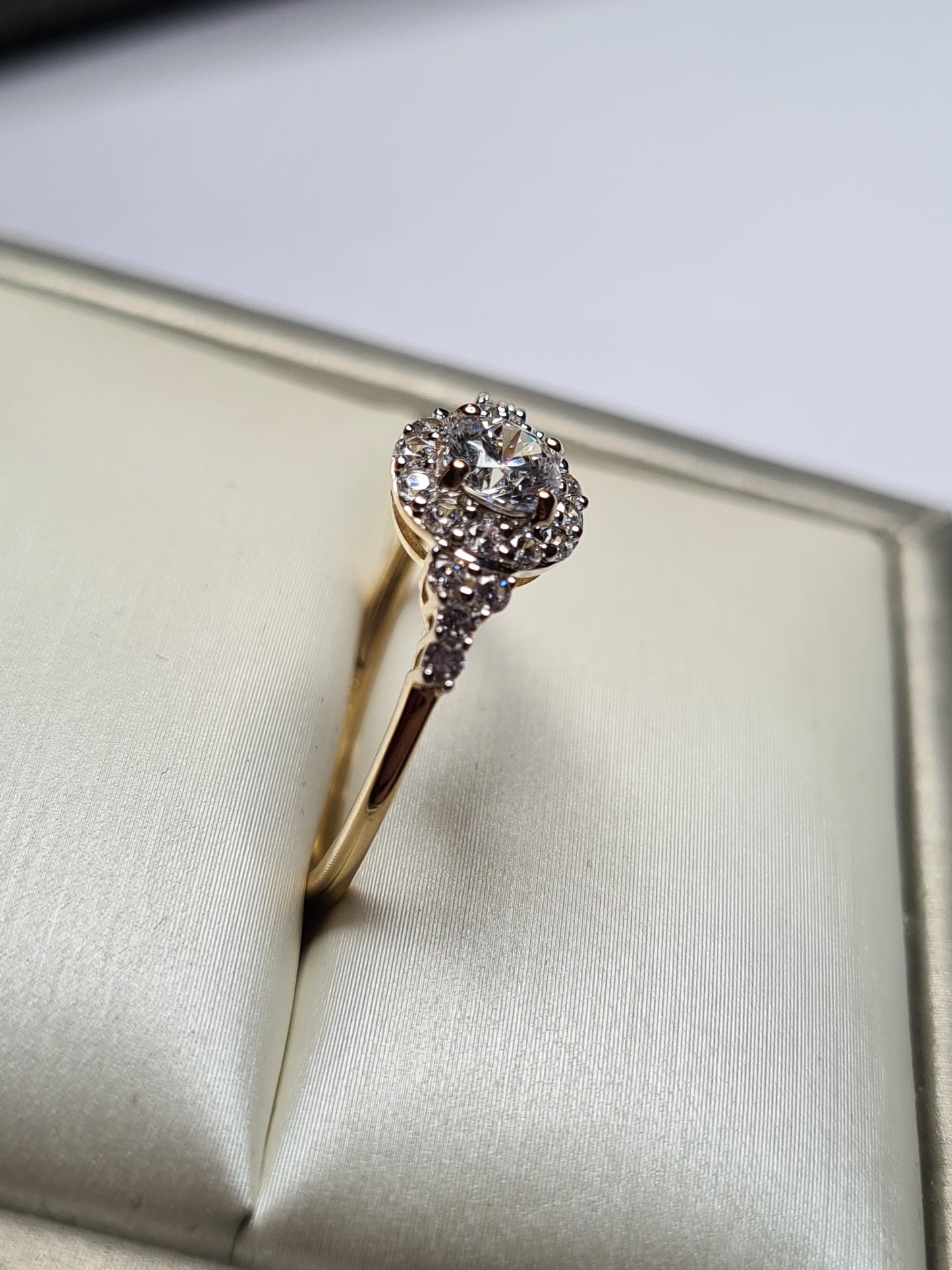 1.320ct Limited Edition 9K Gold Swarovski Zirconia Halo Ring SIZE P