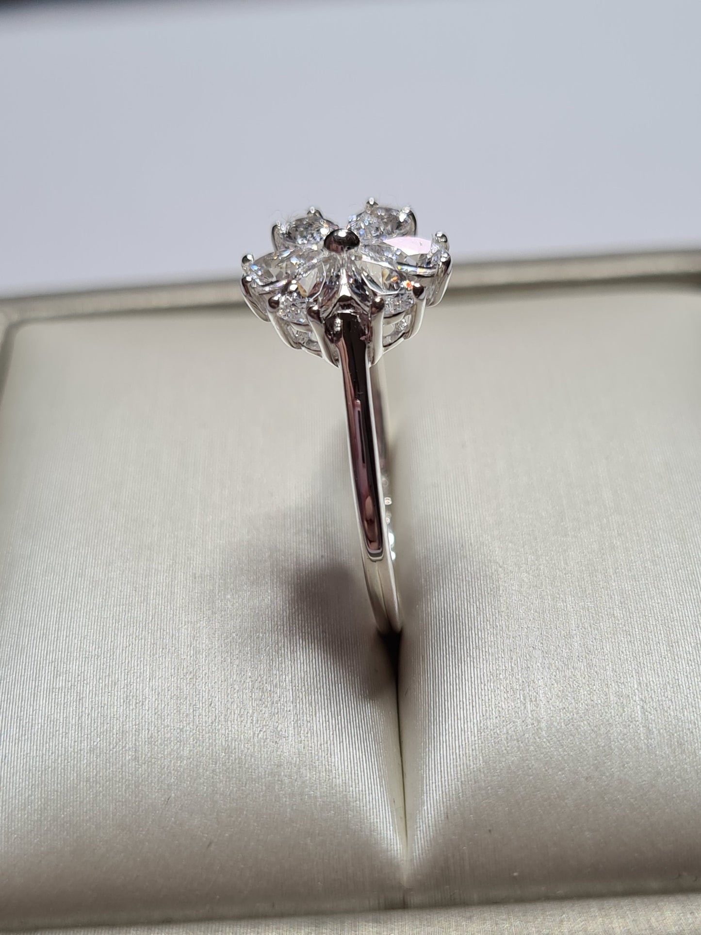 Swarovski Zirconia Flower Ring 925 Sterling Silver SIZES M,T