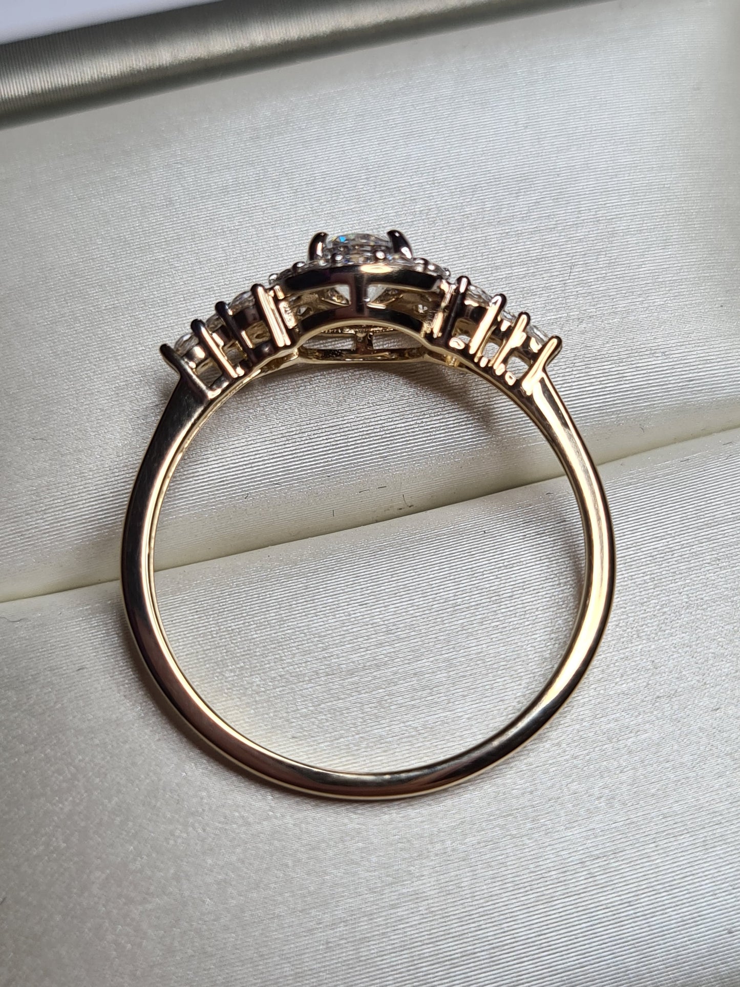 1.320ct Limited Edition 9K Gold Swarovski Zirconia Halo Ring SIZE P