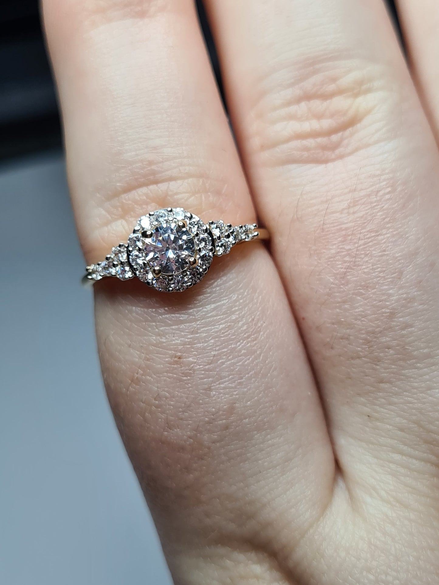 1.320ct Limited Edition 9K Gold Swarovski Zirconia Halo Ring SIZE P