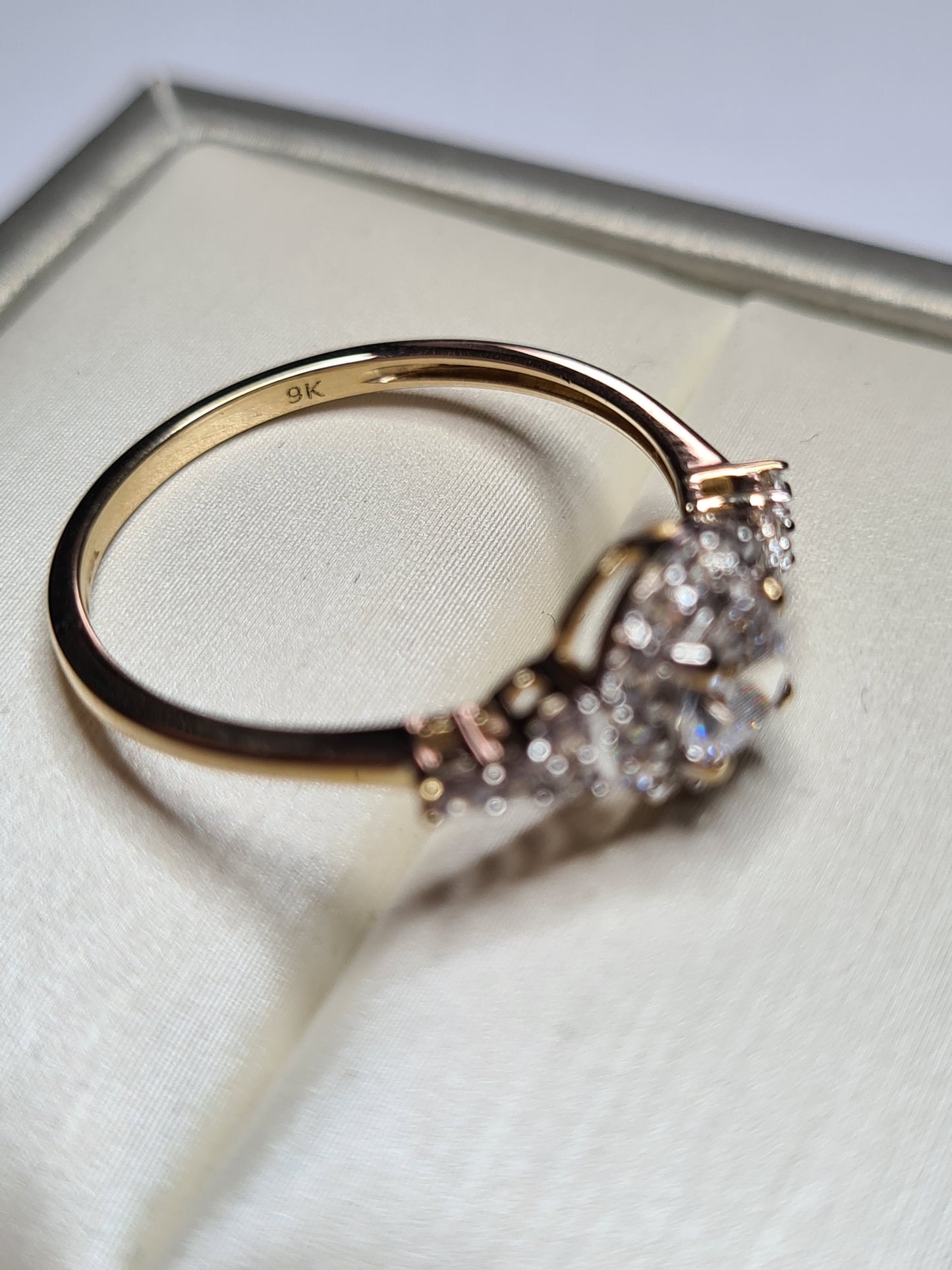 1.320ct Limited Edition 9K Gold Swarovski Zirconia Halo Ring SIZE P