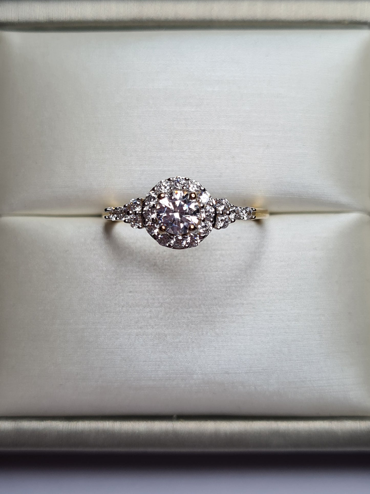 1.320ct Limited Edition 9K Gold Swarovski Zirconia Halo Ring SIZE P