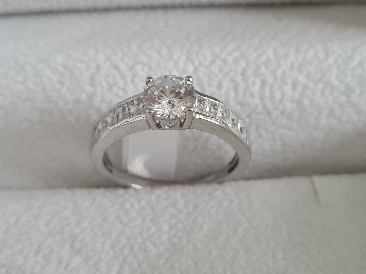 Swarovski Zirconia Engagement Style Ring 925 Sterling Silver SIZE Q