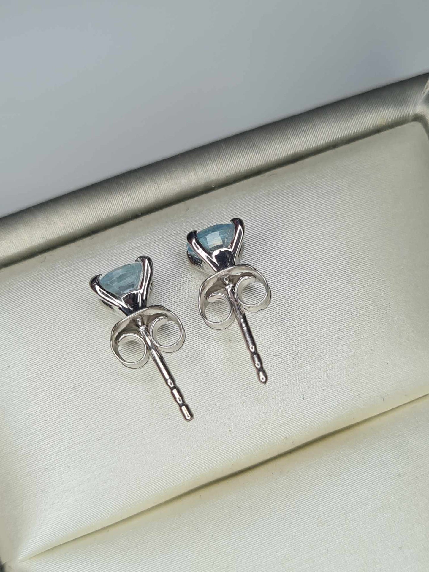 1.30ct Sky-blue Topaz Solitaire Stud Earrings in Platinum Overlay 925 Sterling Silver