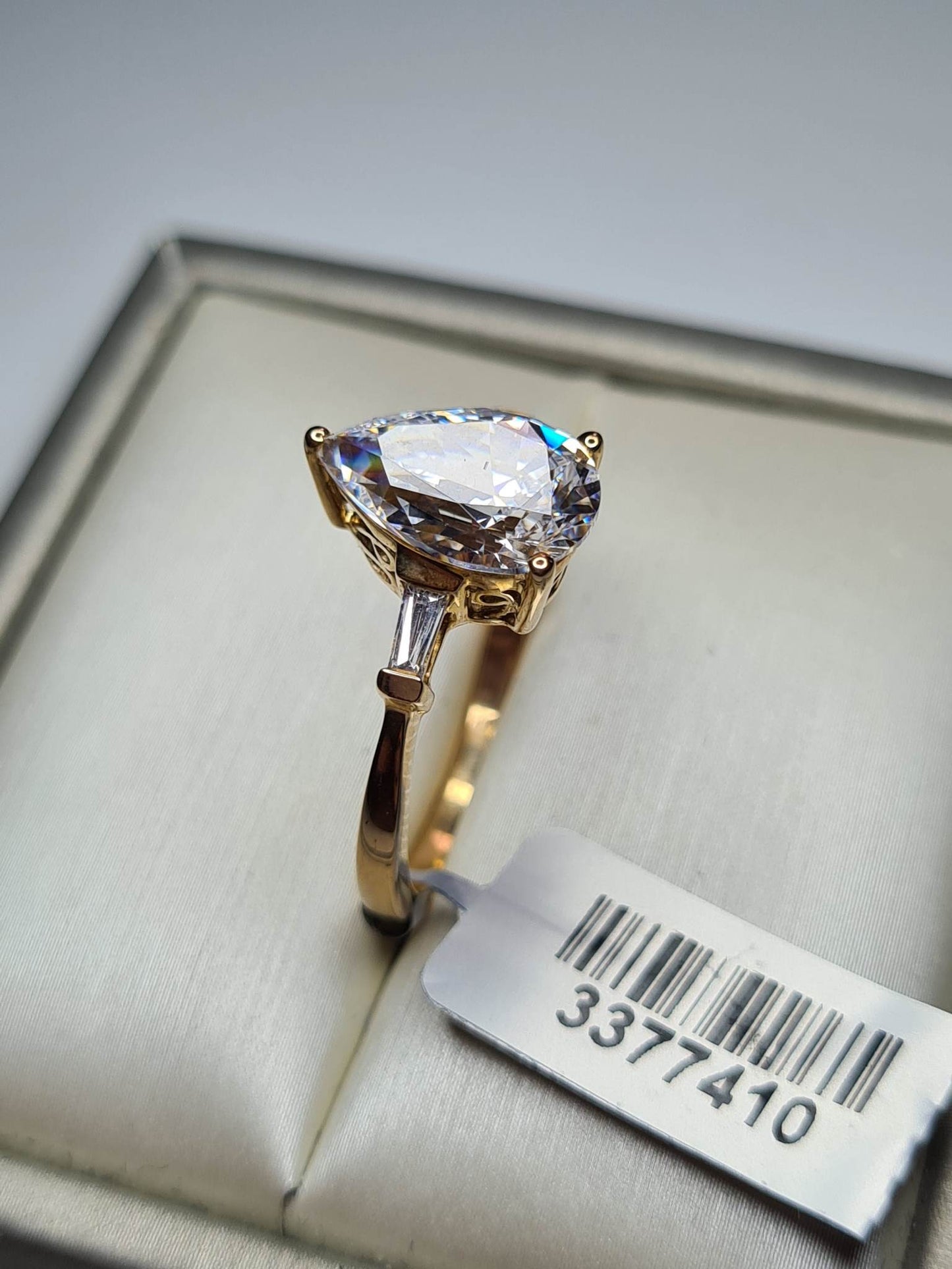 9k Gold Pear Cut Swarovski Zirconia Ring SIZE S