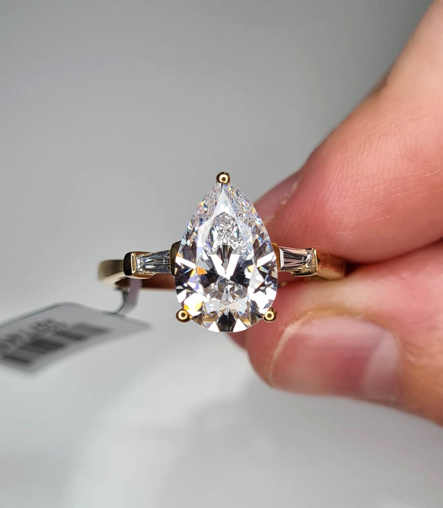 9k Gold Pear Cut Swarovski Zirconia Ring SIZE S