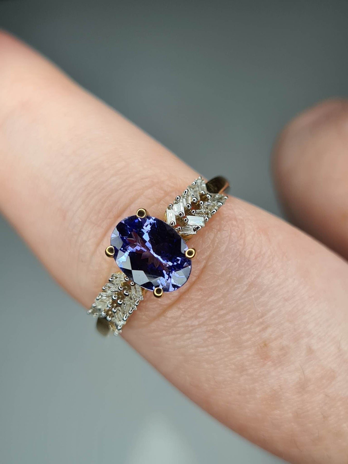 9K Yellow Gold Tanzanite & Natural Diamond Ring SIZE P