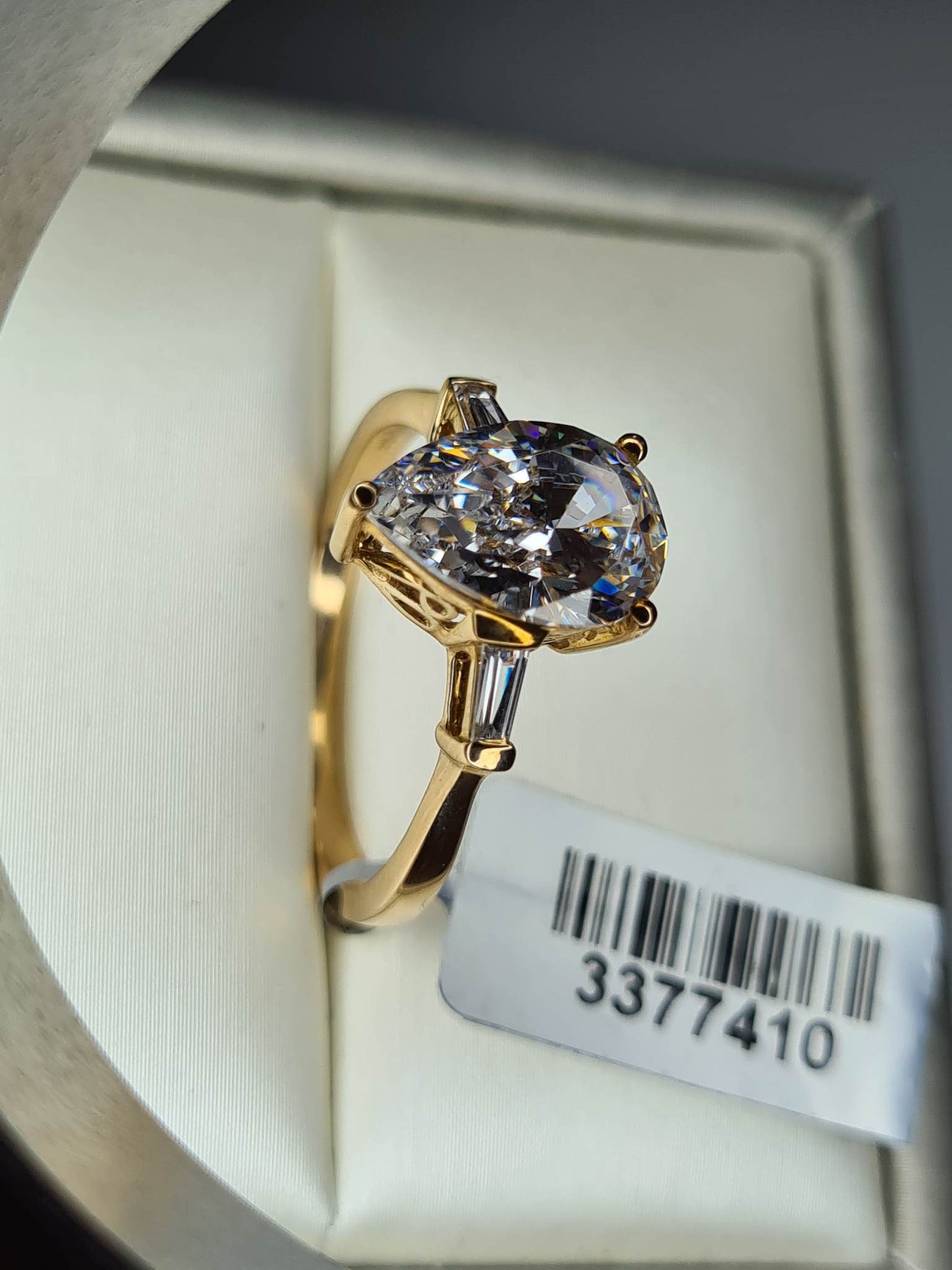 9k Gold Pear Cut Swarovski Zirconia Ring SIZE S