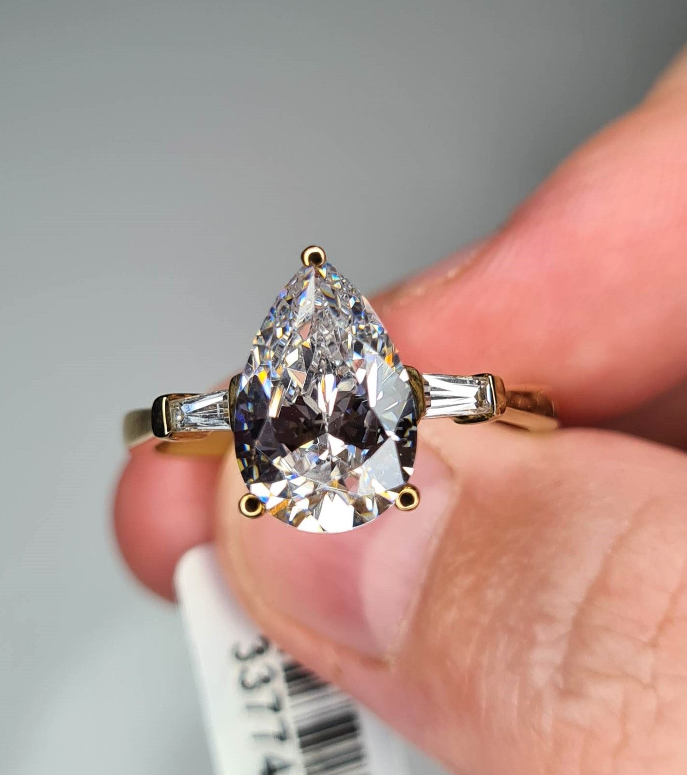 9k Gold Pear Cut Swarovski Zirconia Ring SIZE S