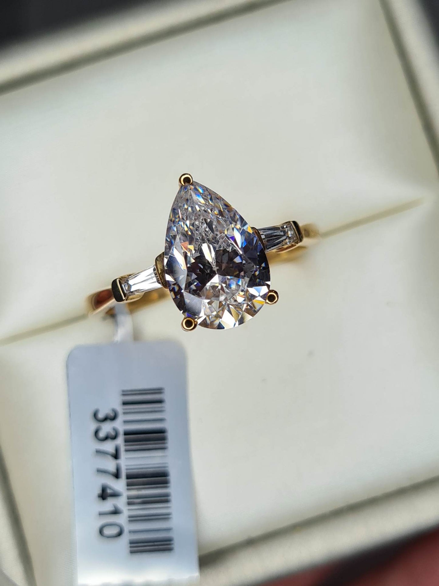 9k Gold Pear Cut Swarovski Zirconia Ring SIZE S