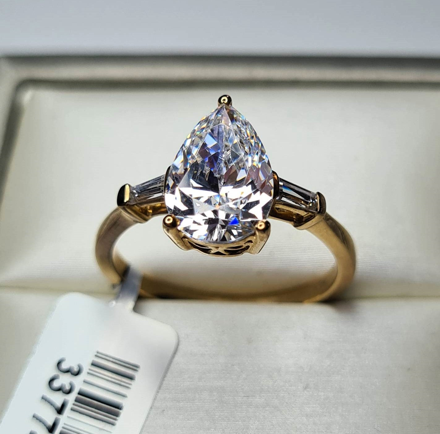 9k Gold Pear Cut Swarovski Zirconia Ring SIZE S