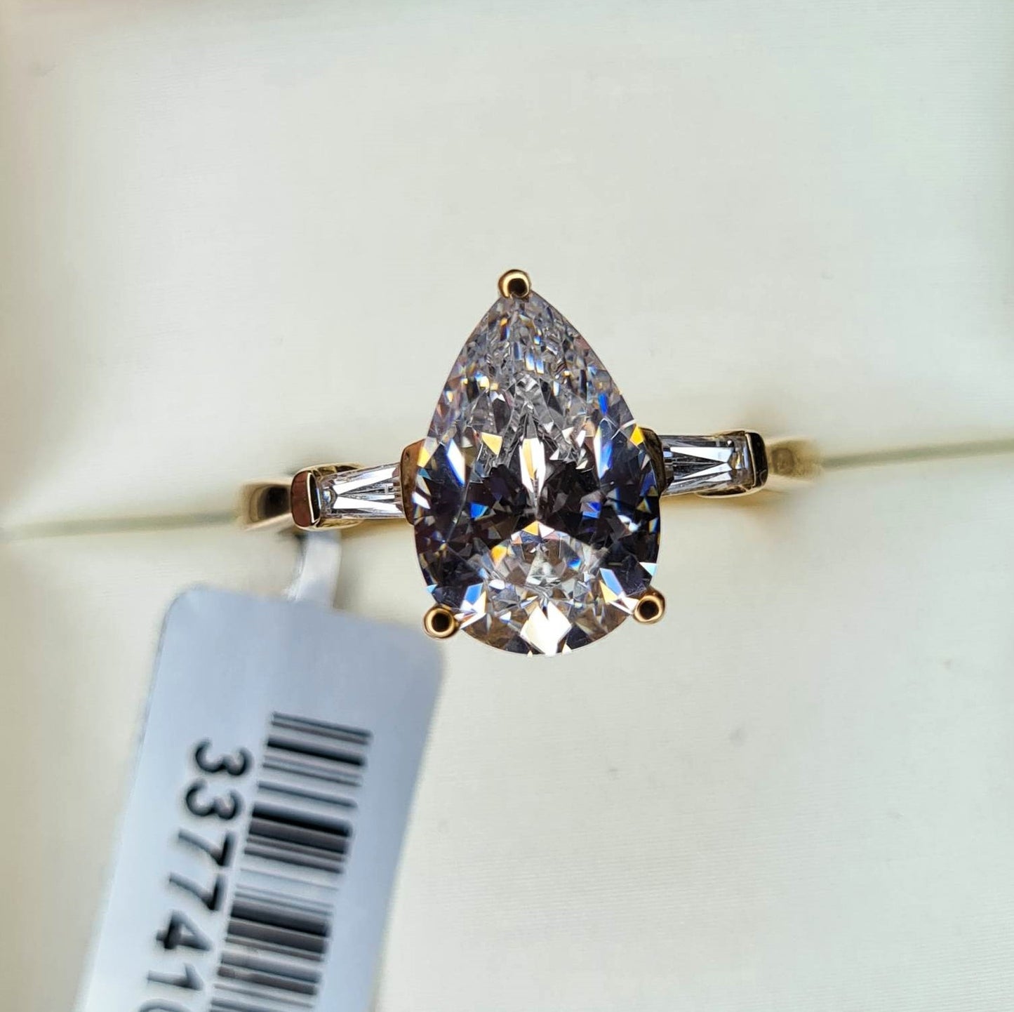 9k Gold Pear Cut Swarovski Zirconia Ring SIZE S