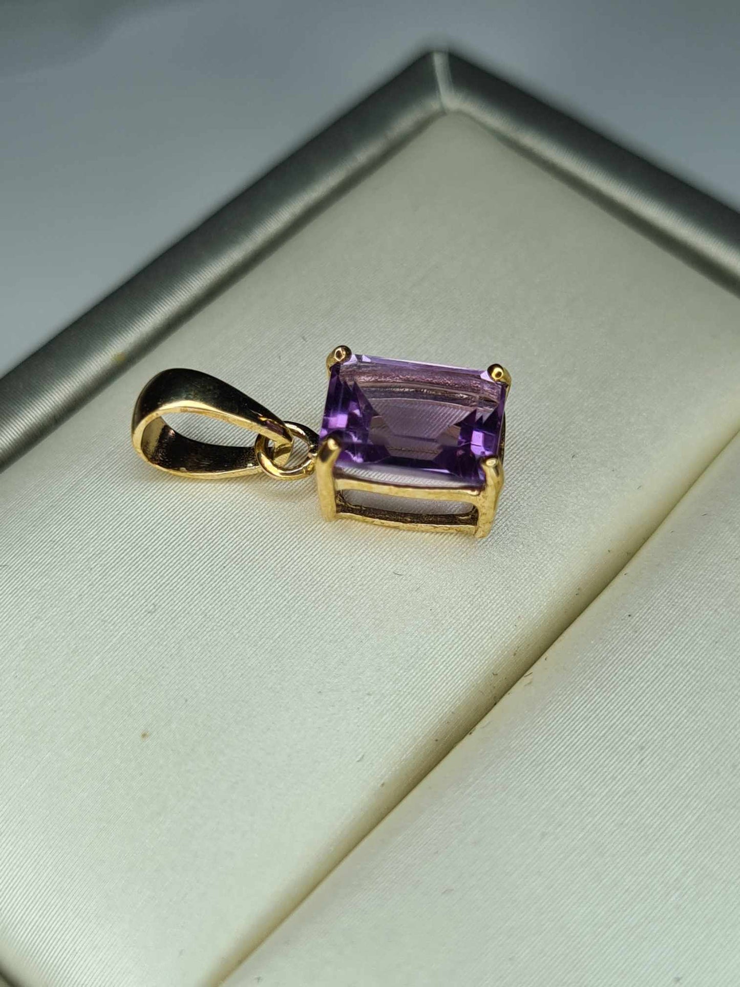 1.5ct 9K Yellow Gold Amethyst Solitaire Pendant