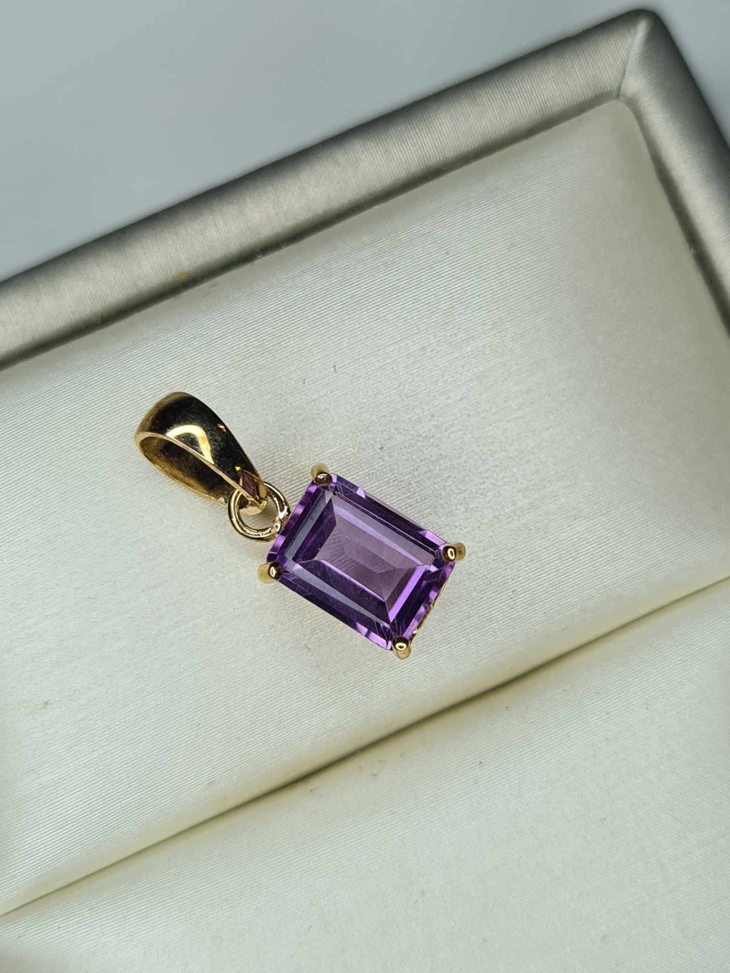 1.5ct 9K Yellow Gold Amethyst Solitaire Pendant