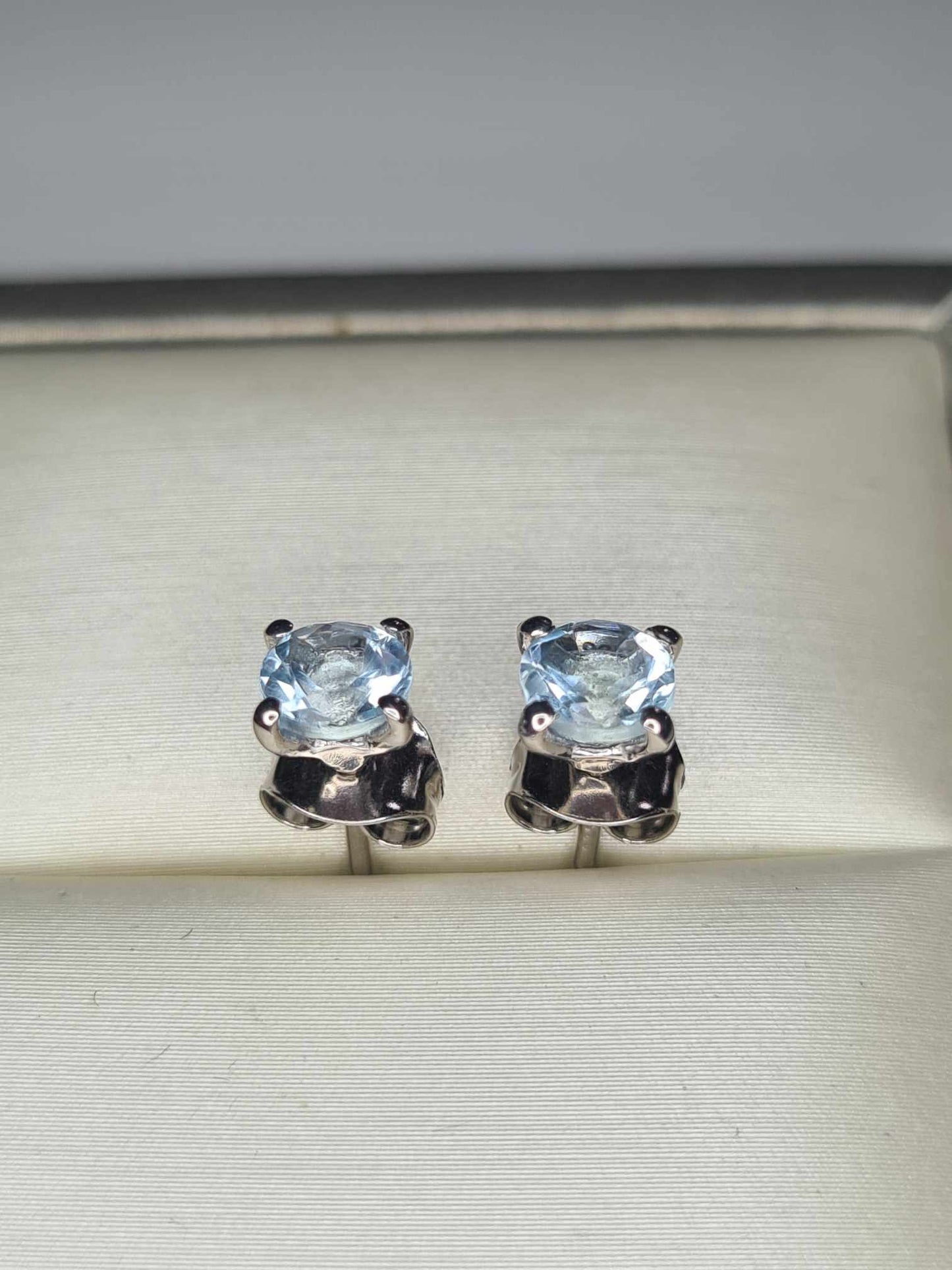 1.30ct Sky-blue Topaz Solitaire Stud Earrings in Platinum Overlay 925 Sterling Silver