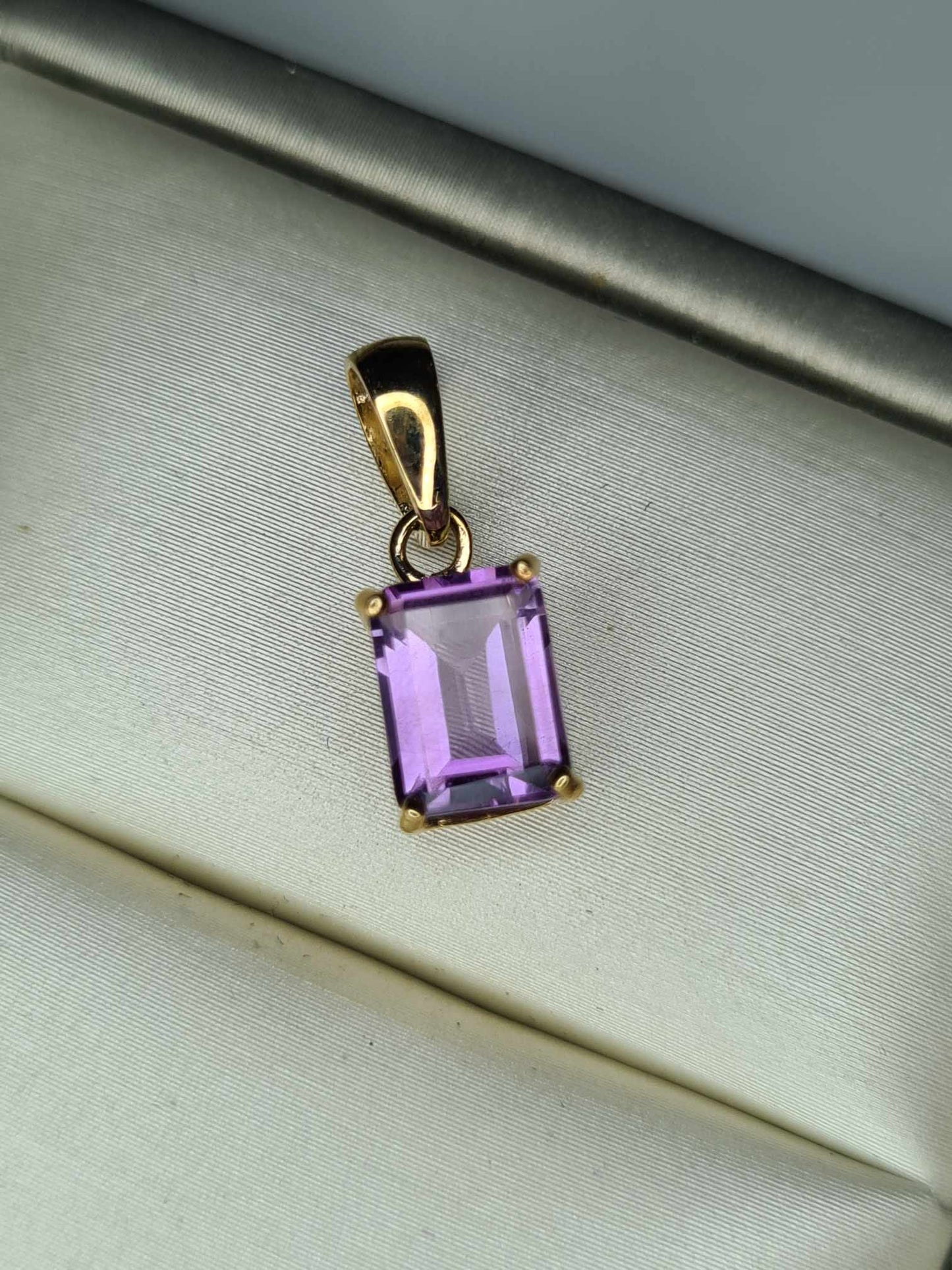 1.5ct 9K Yellow Gold Amethyst Solitaire Pendant