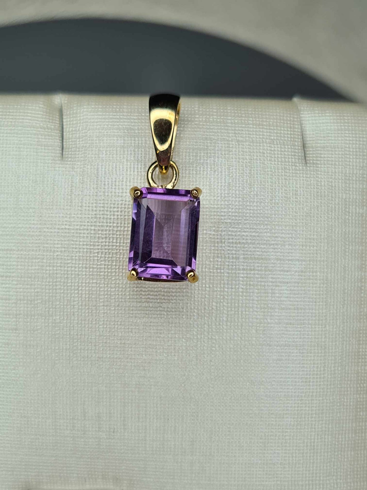 1.5ct 9K Yellow Gold Amethyst Solitaire Pendant