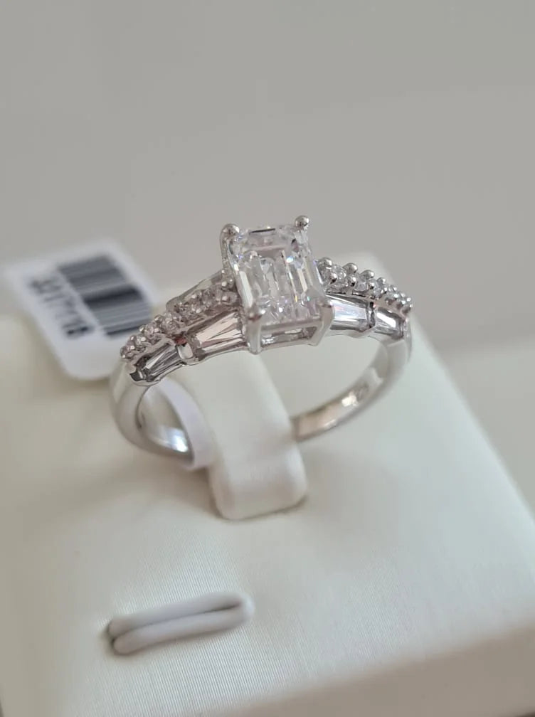 Swarovski Zirconia Octagon Cut With Detailed Shoulders SIZE O